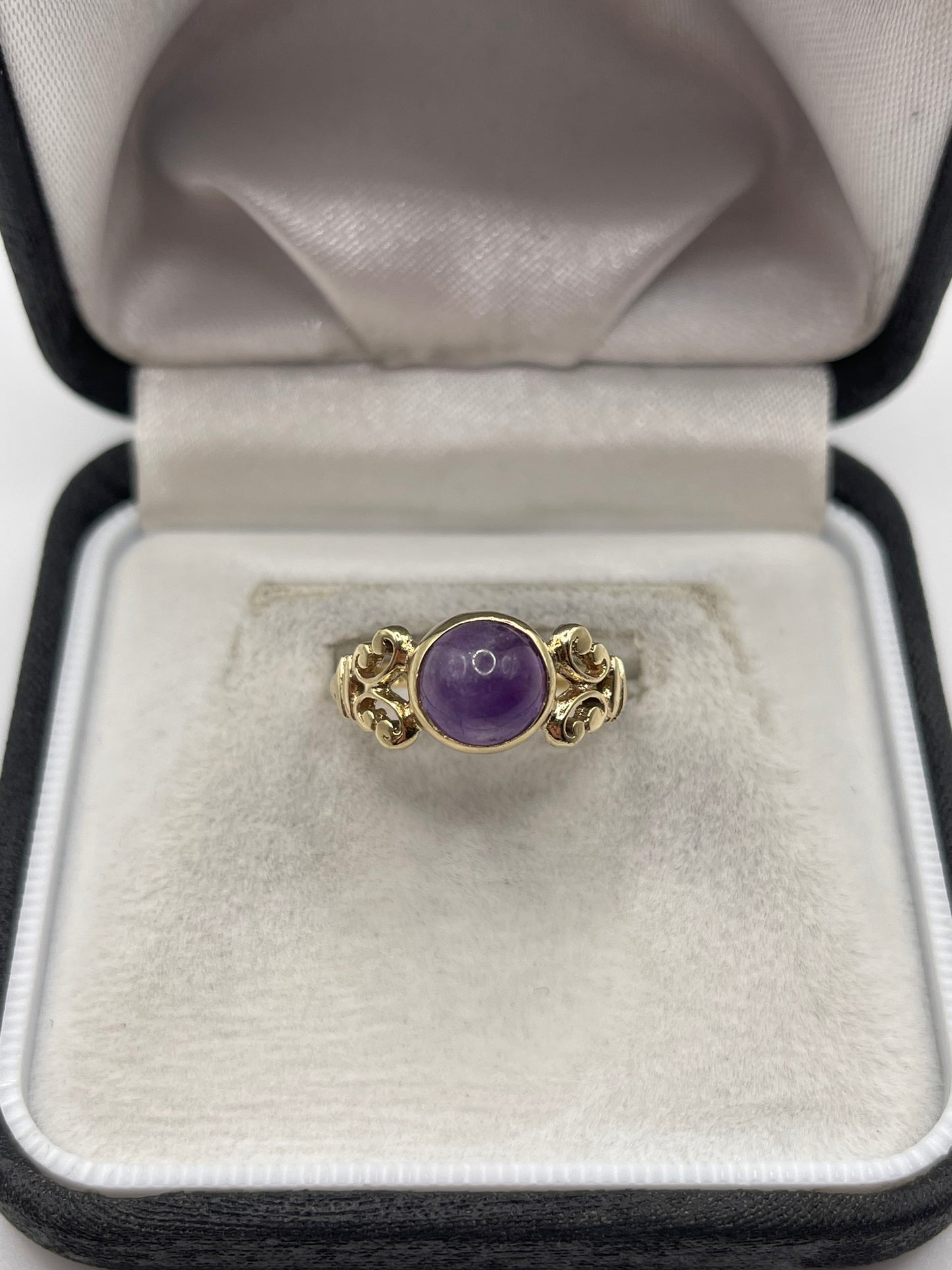 9ct gold cabochon amethyst ring
