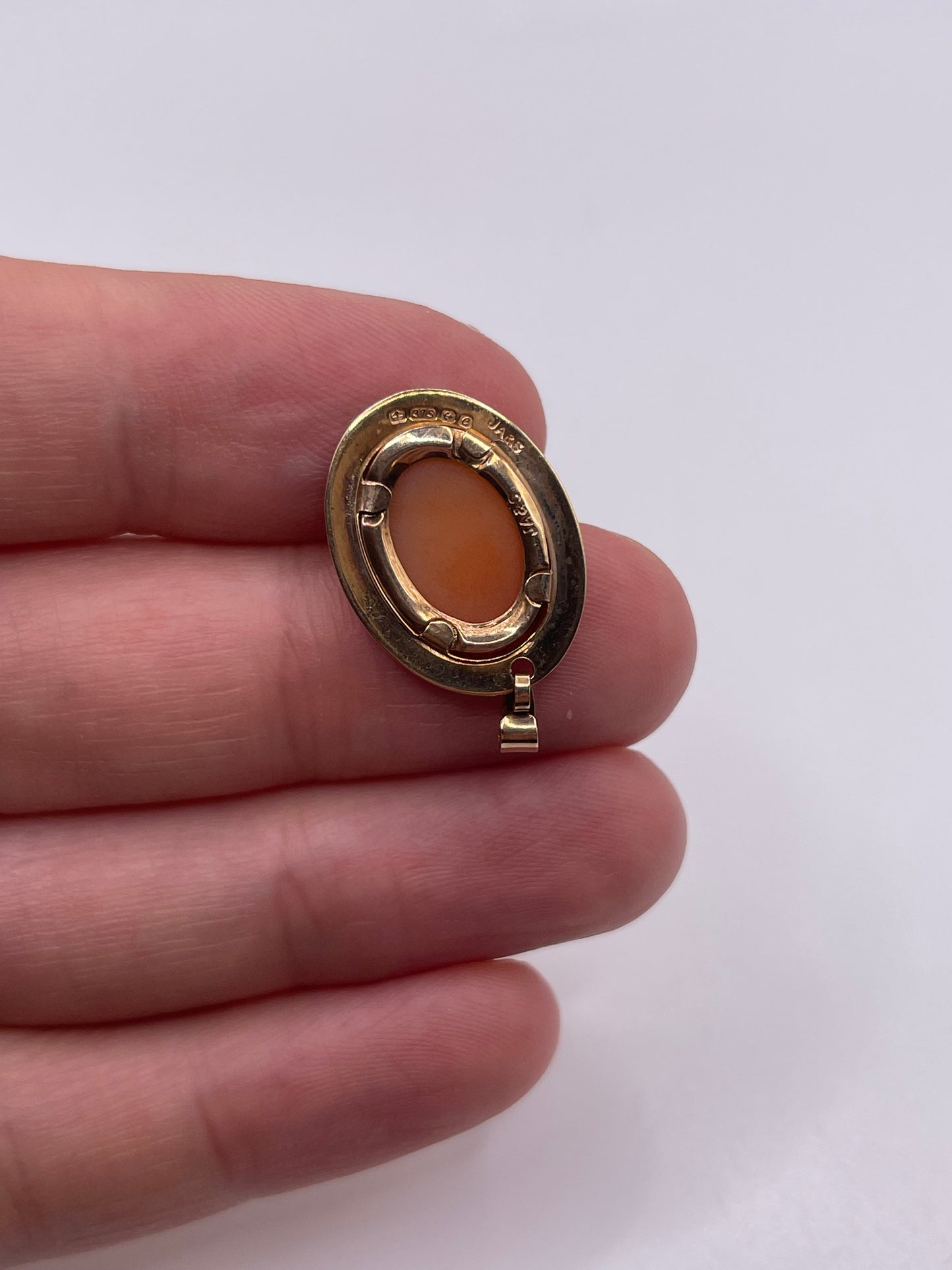 9ct gold cameo pendant