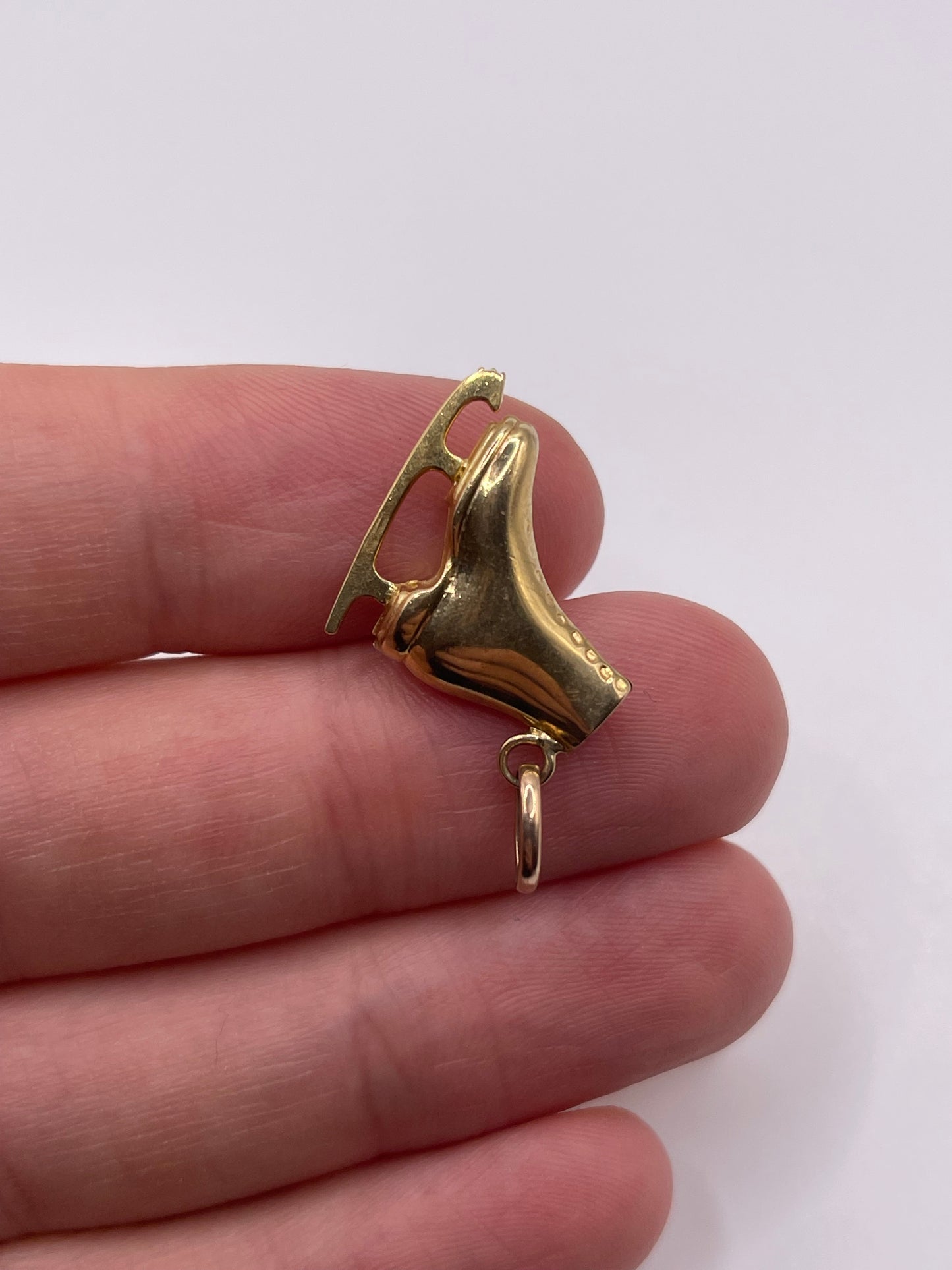 9ct gold ice skate charm