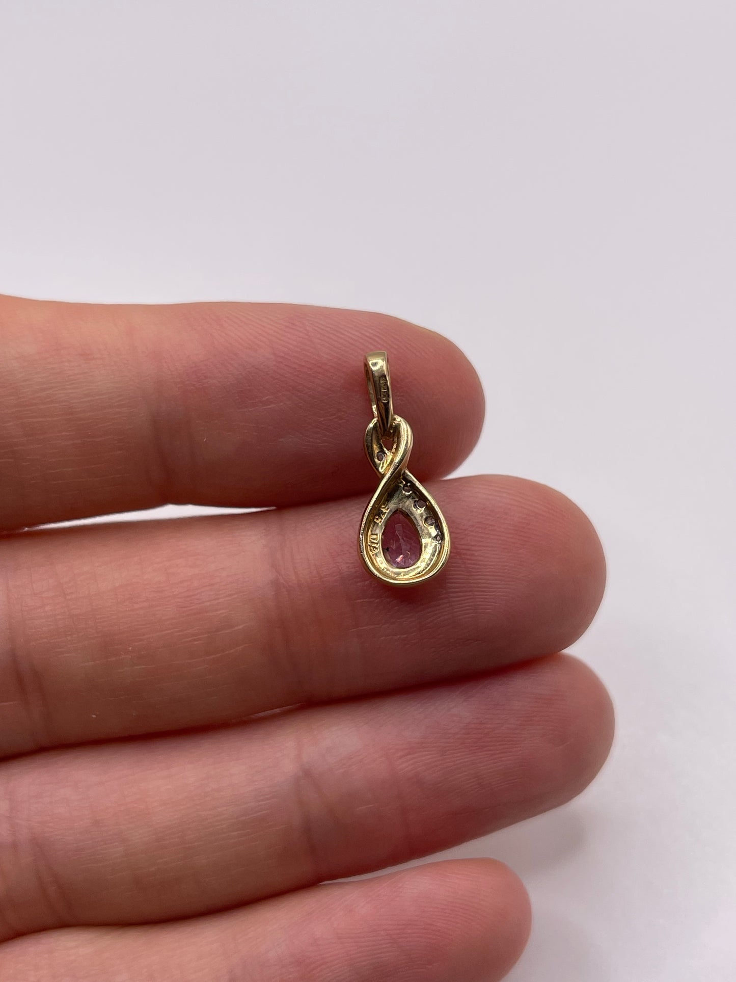 9ct gold amethyst and diamond pendant