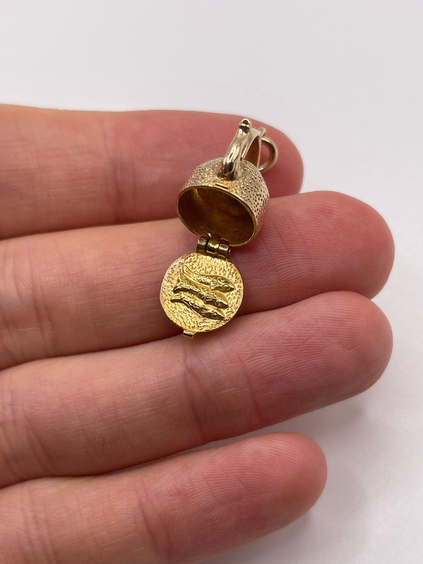 9ct gold kettle of fish charm