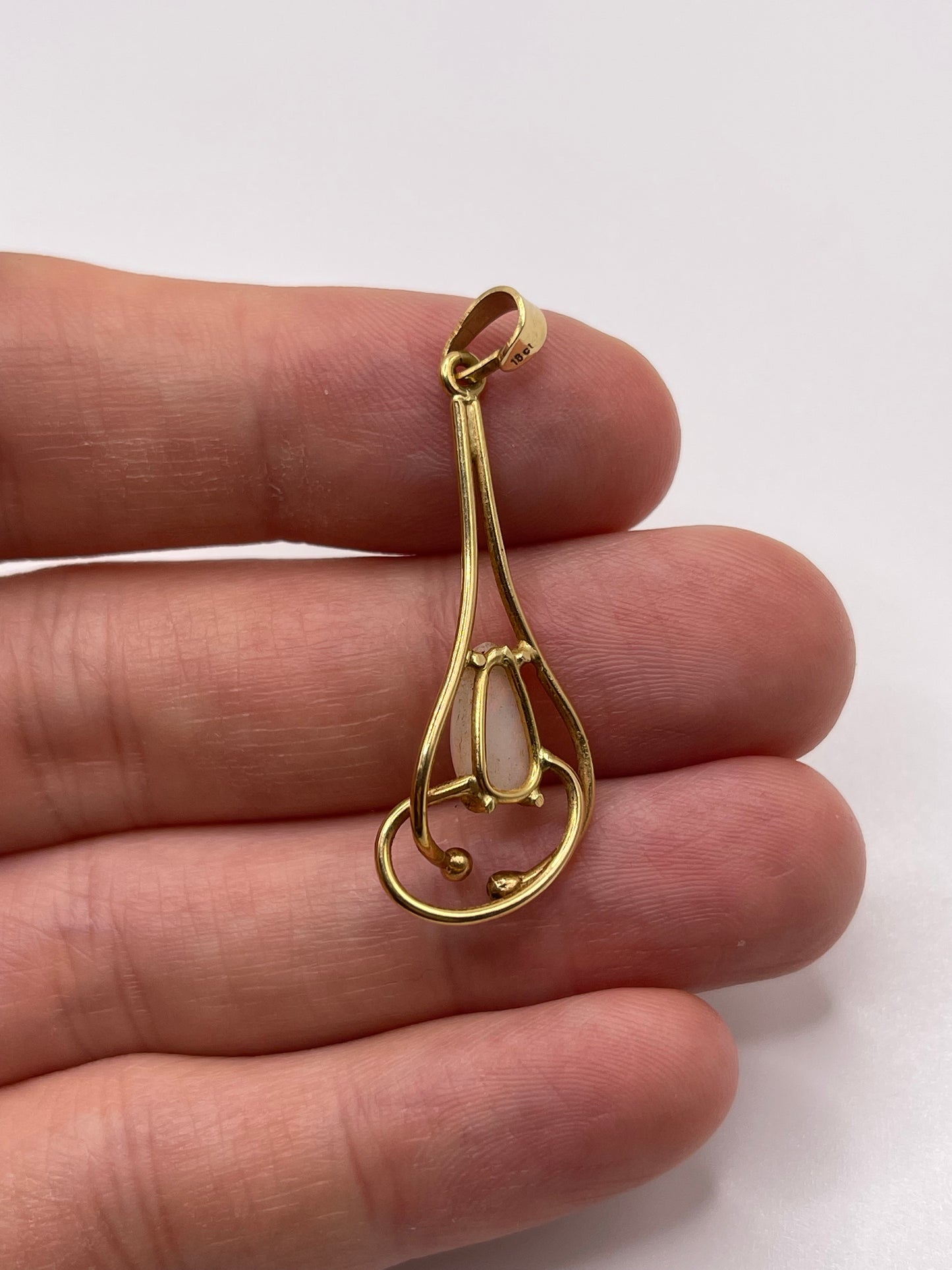 18ct gold opal pendant