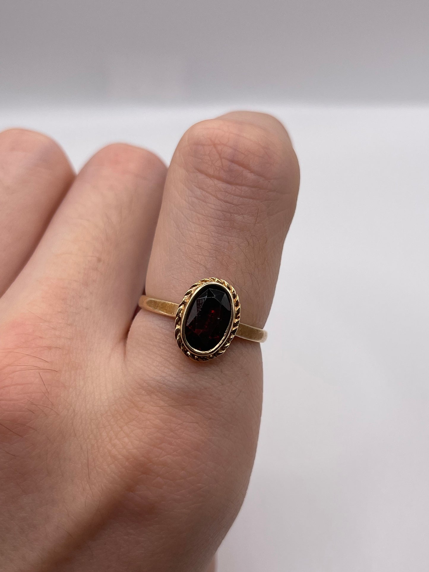 9ct gold garnet ring
