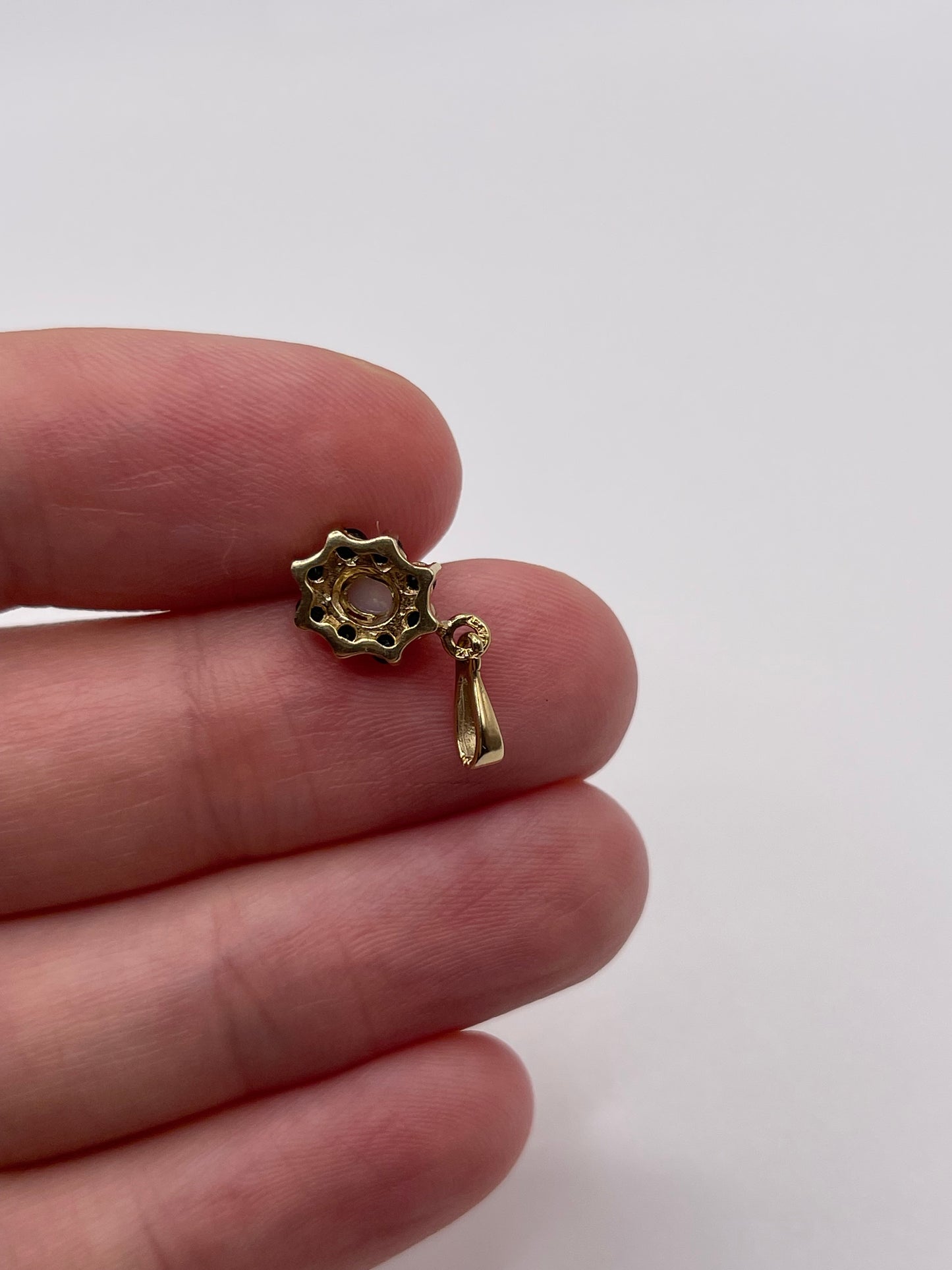 9ct gold opal and sapphire pendant