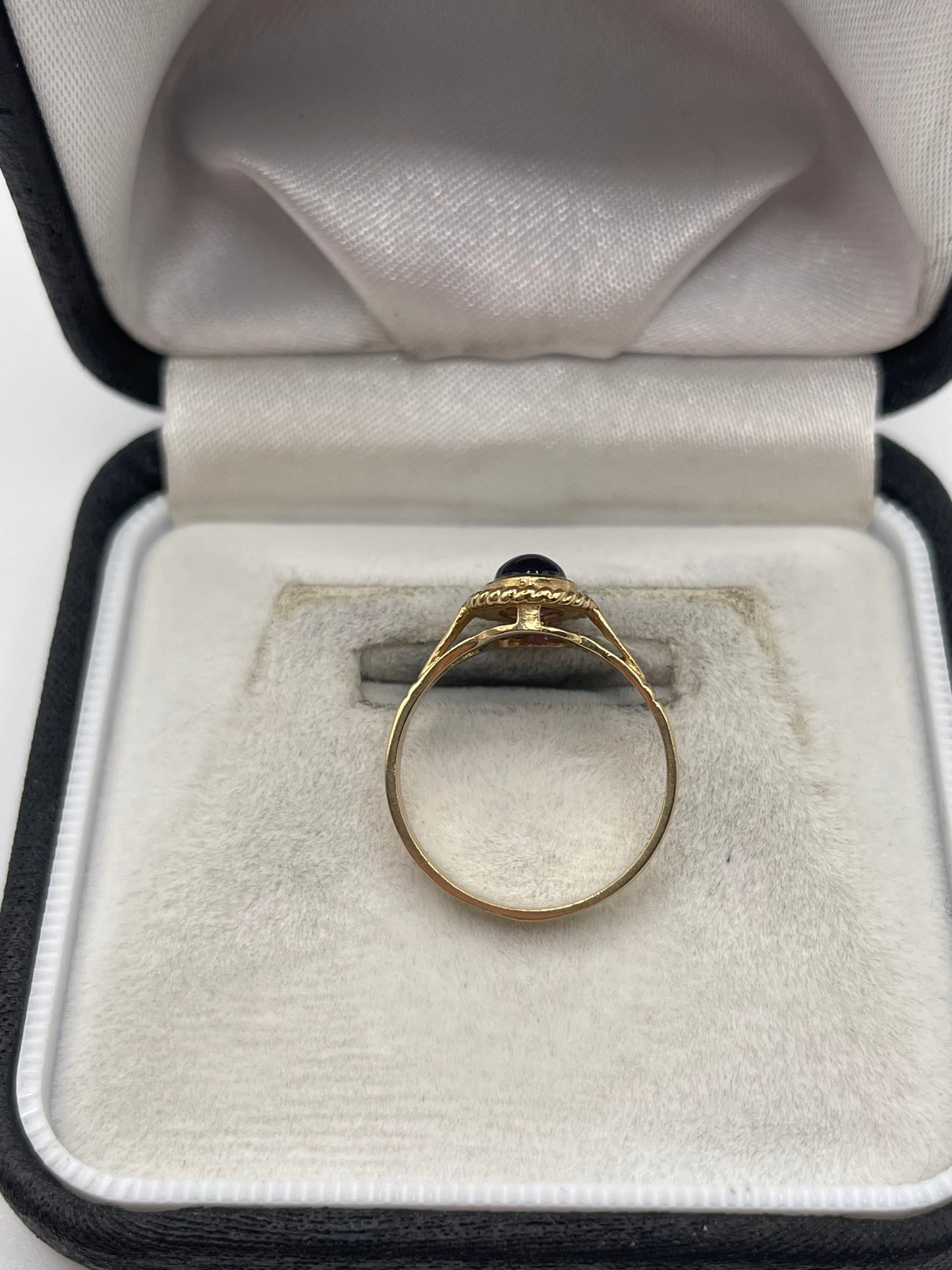 9ct gold cabochon amethyst ring