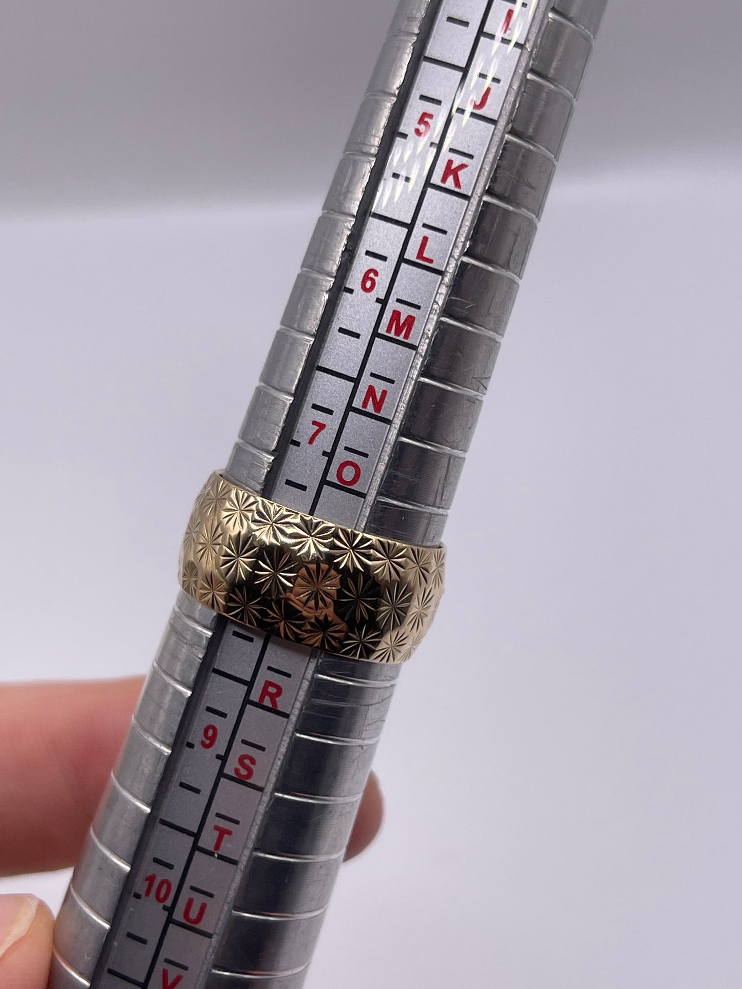 9ct gold patterned band