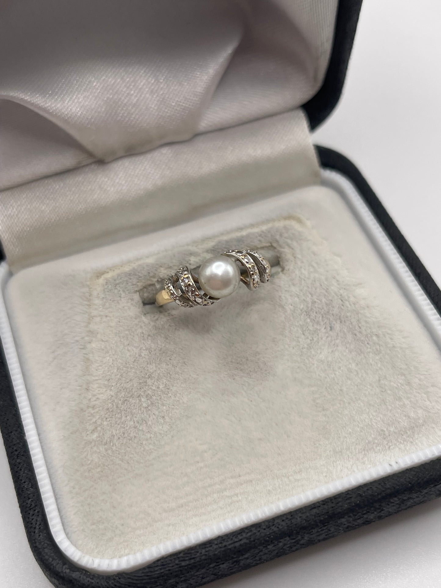 9ct gold pearl and diamond ring