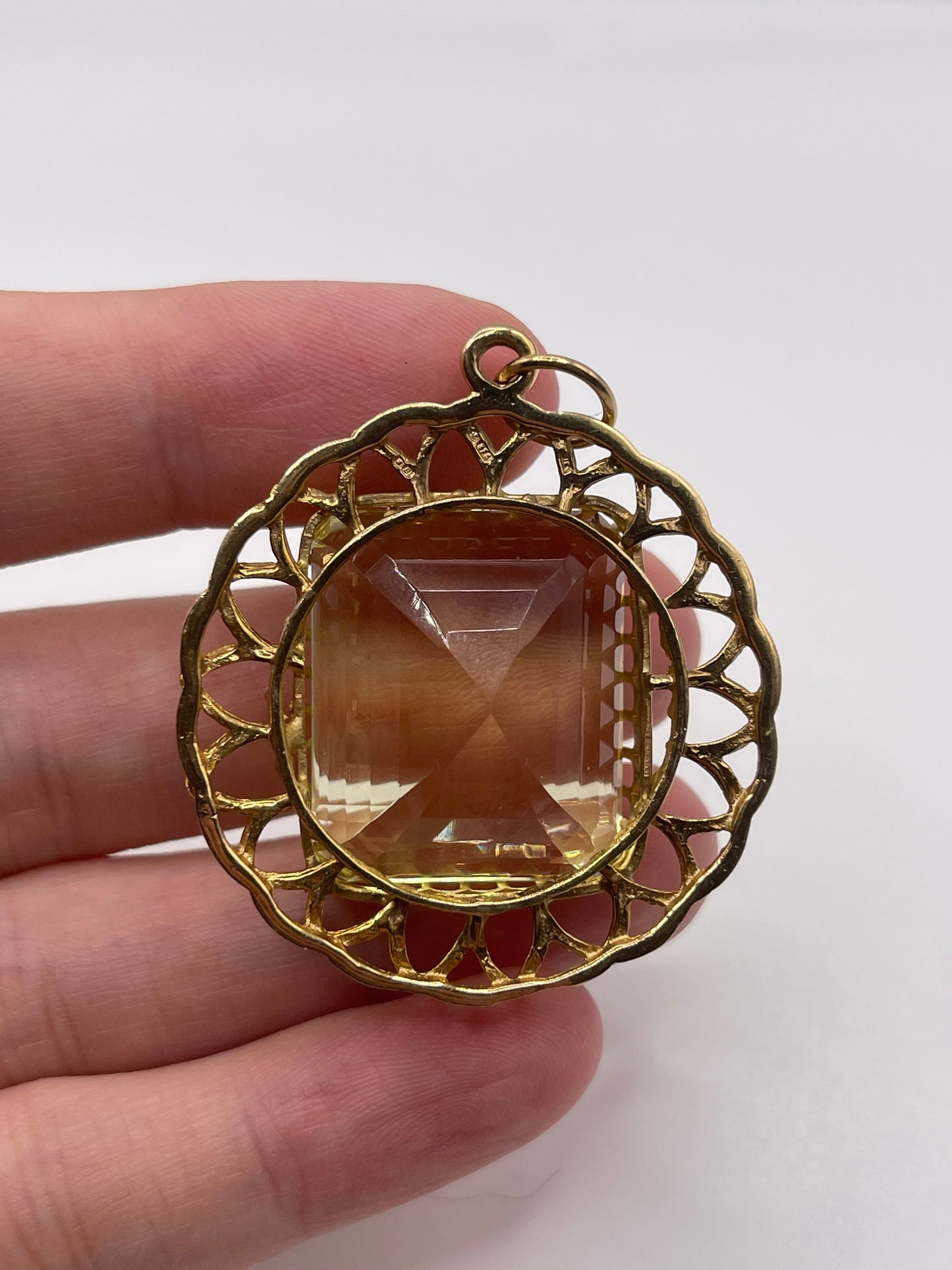 9ct gold lemon quartz pendant