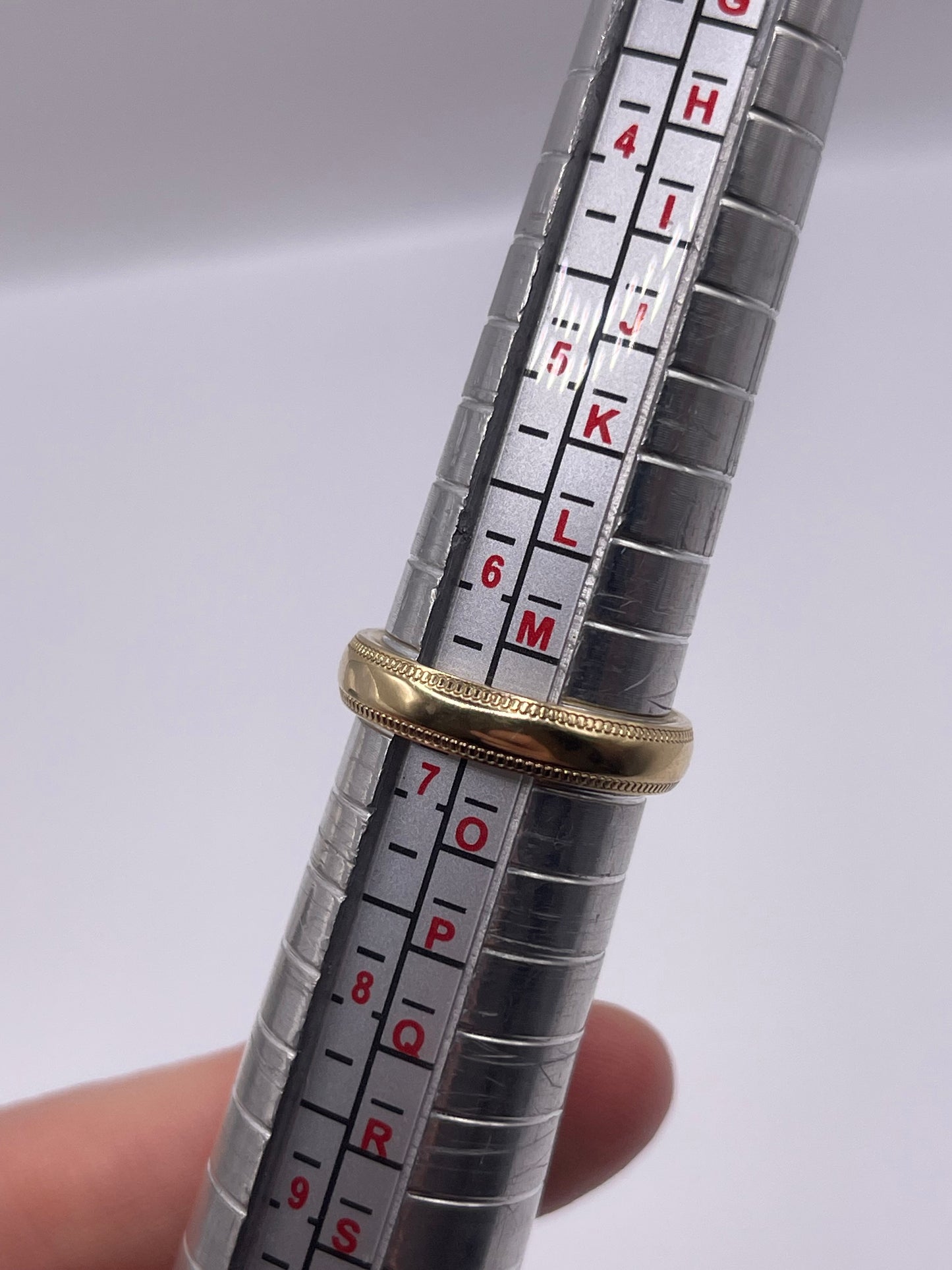 9ct gold patterned band