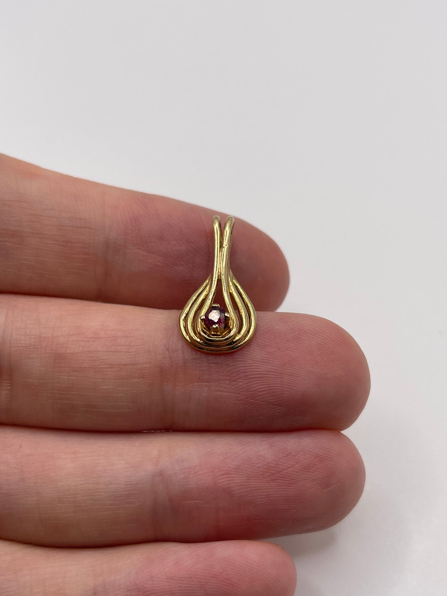 9ct gold ruby pendant
