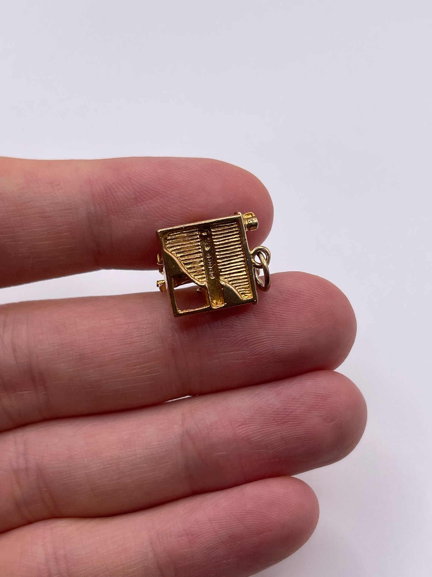 9ct gold piano player charm