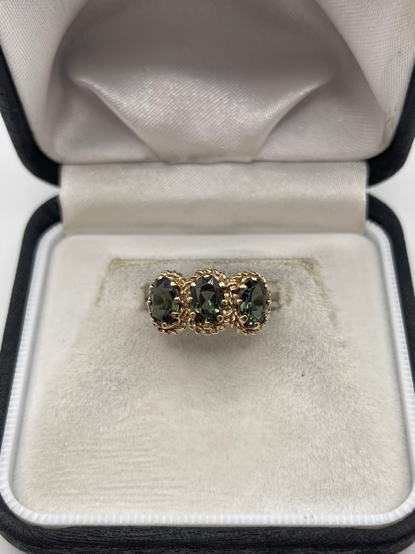 9ct gold synthetic spinel ring