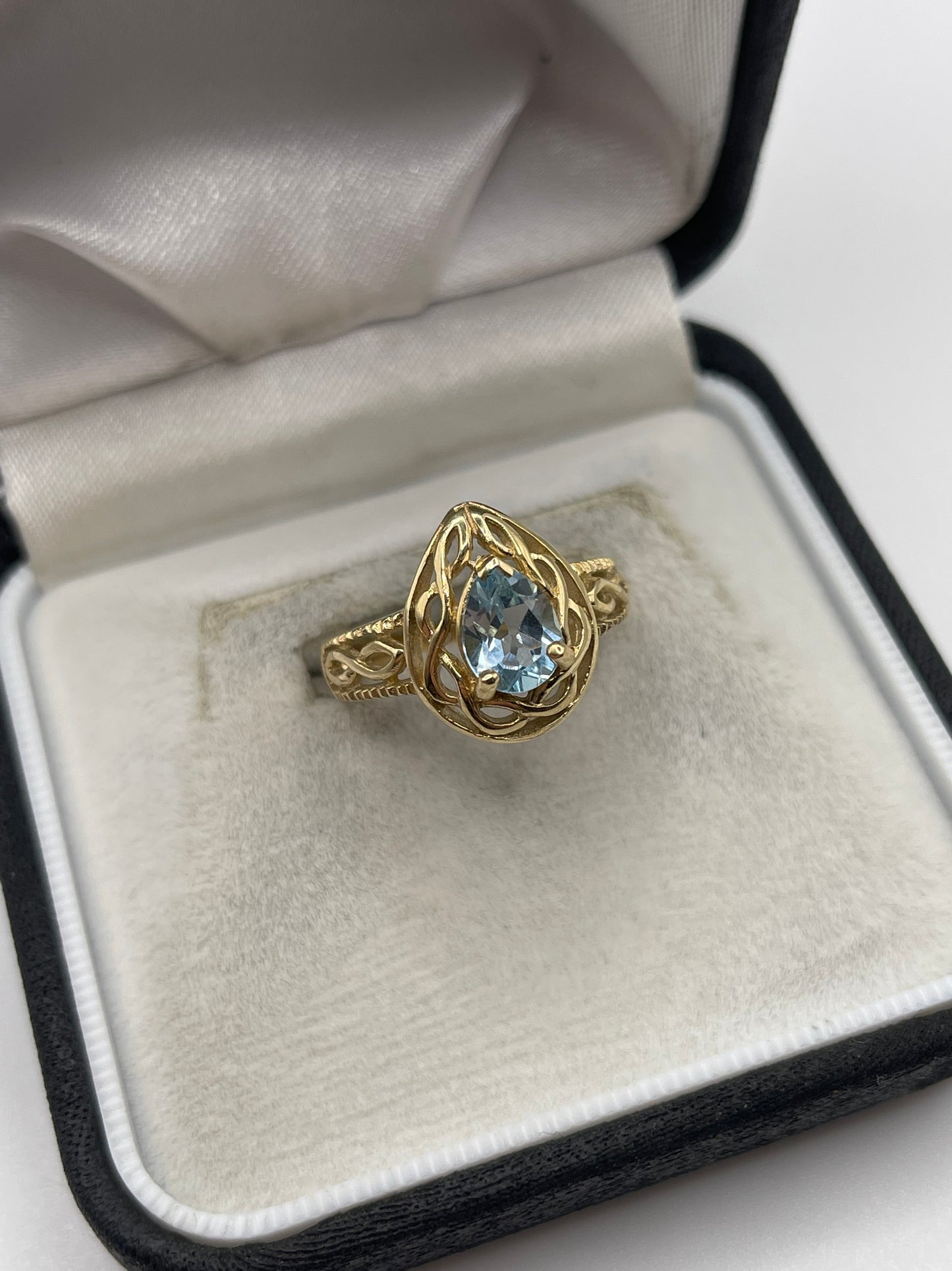 9ct gold topaz ring