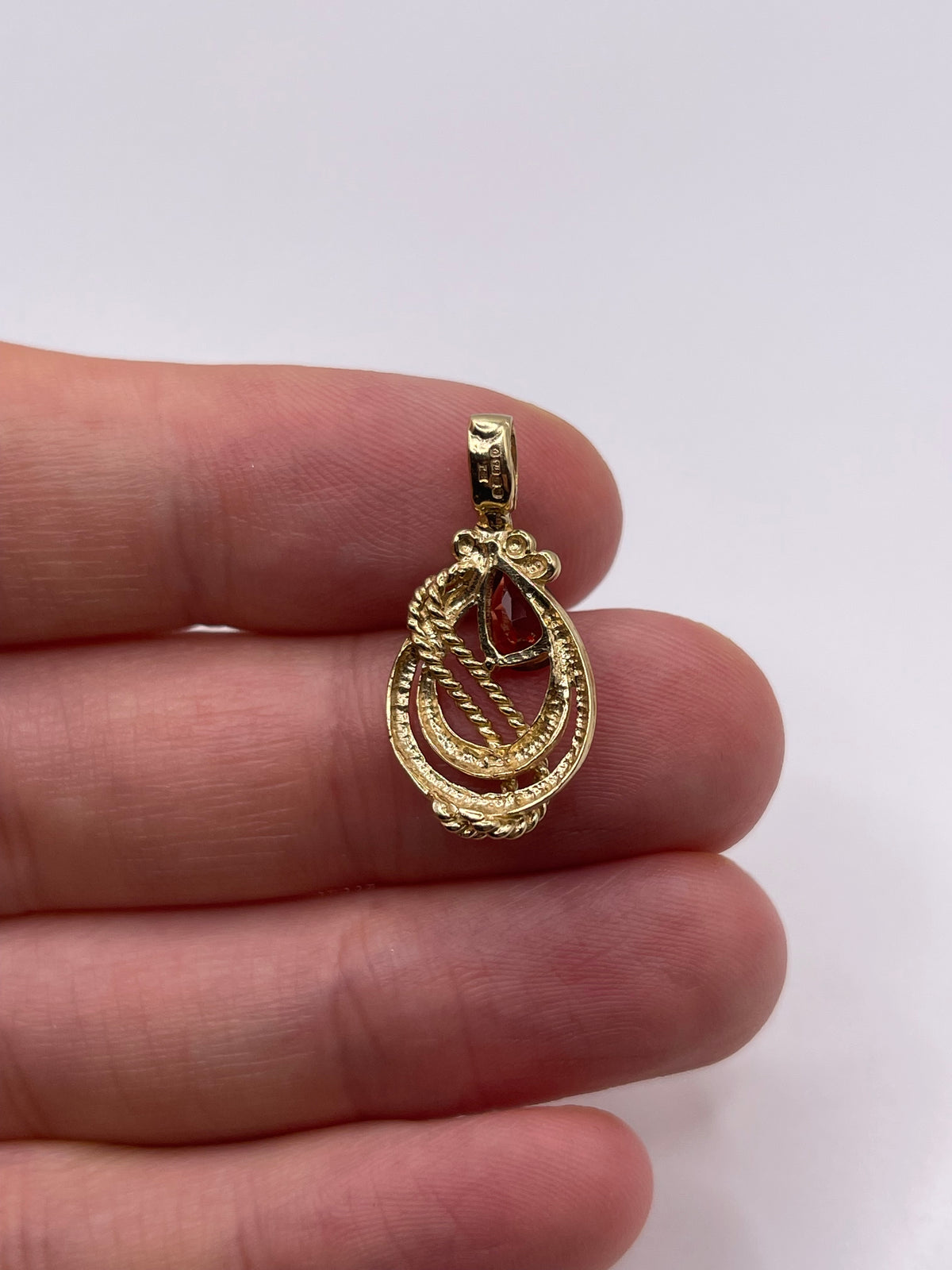 9ct gold garnet pendant