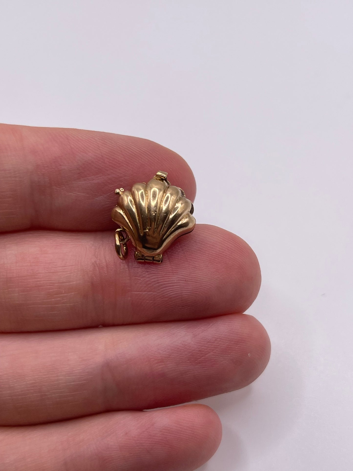 9ct gold pearl clam charm