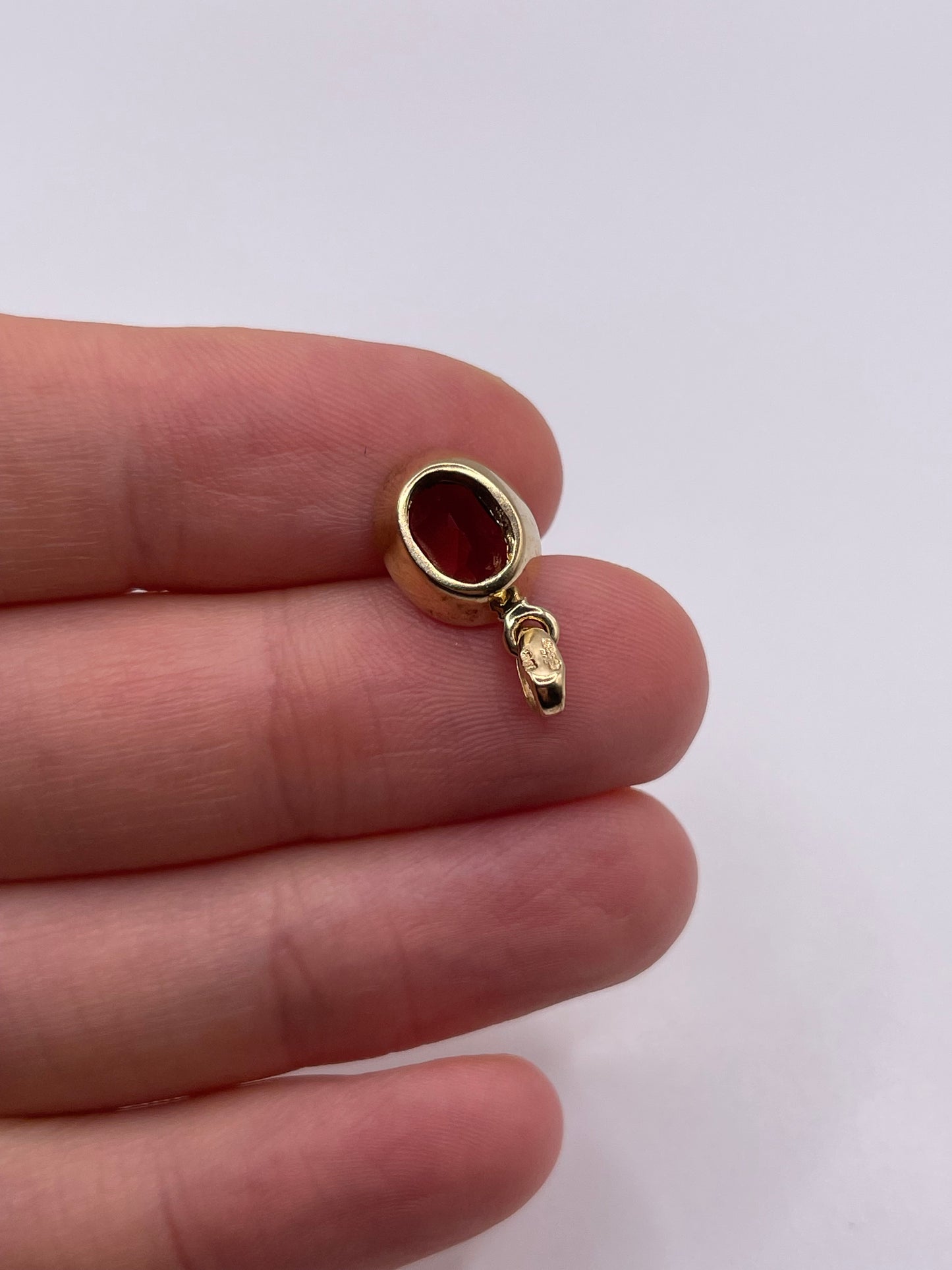 9ct gold garnet pendant