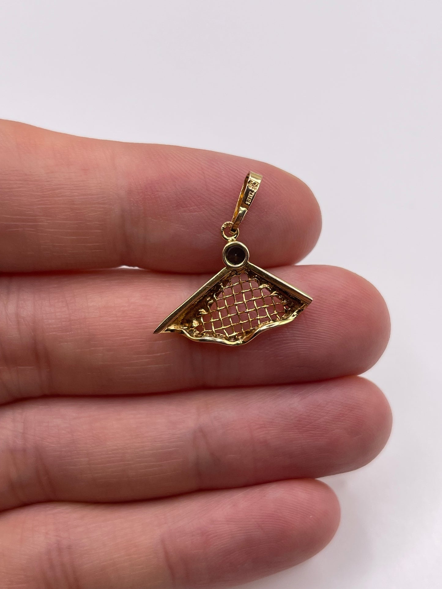 14ct gold sapphire pendant