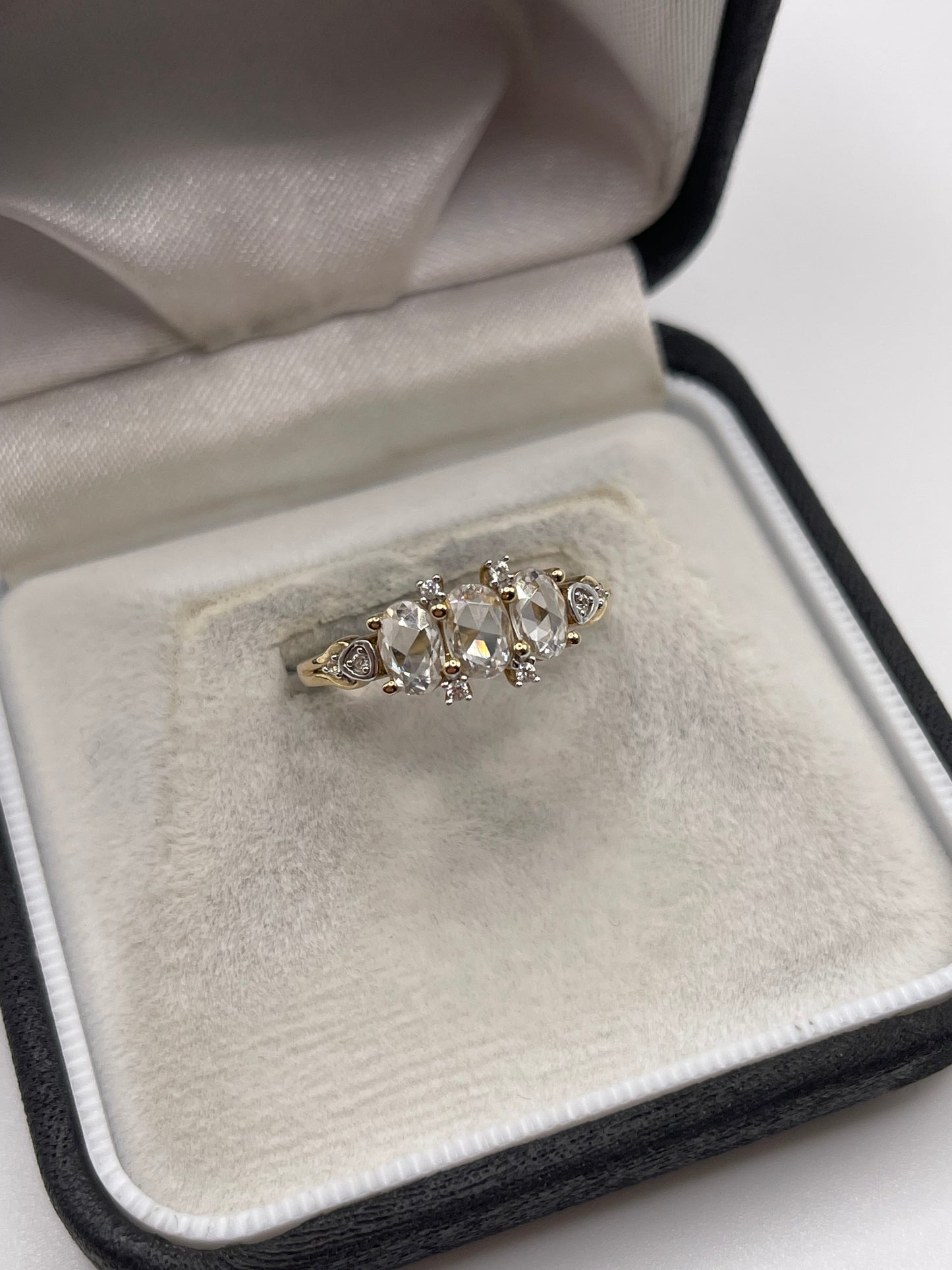 9ct gold zircon ring