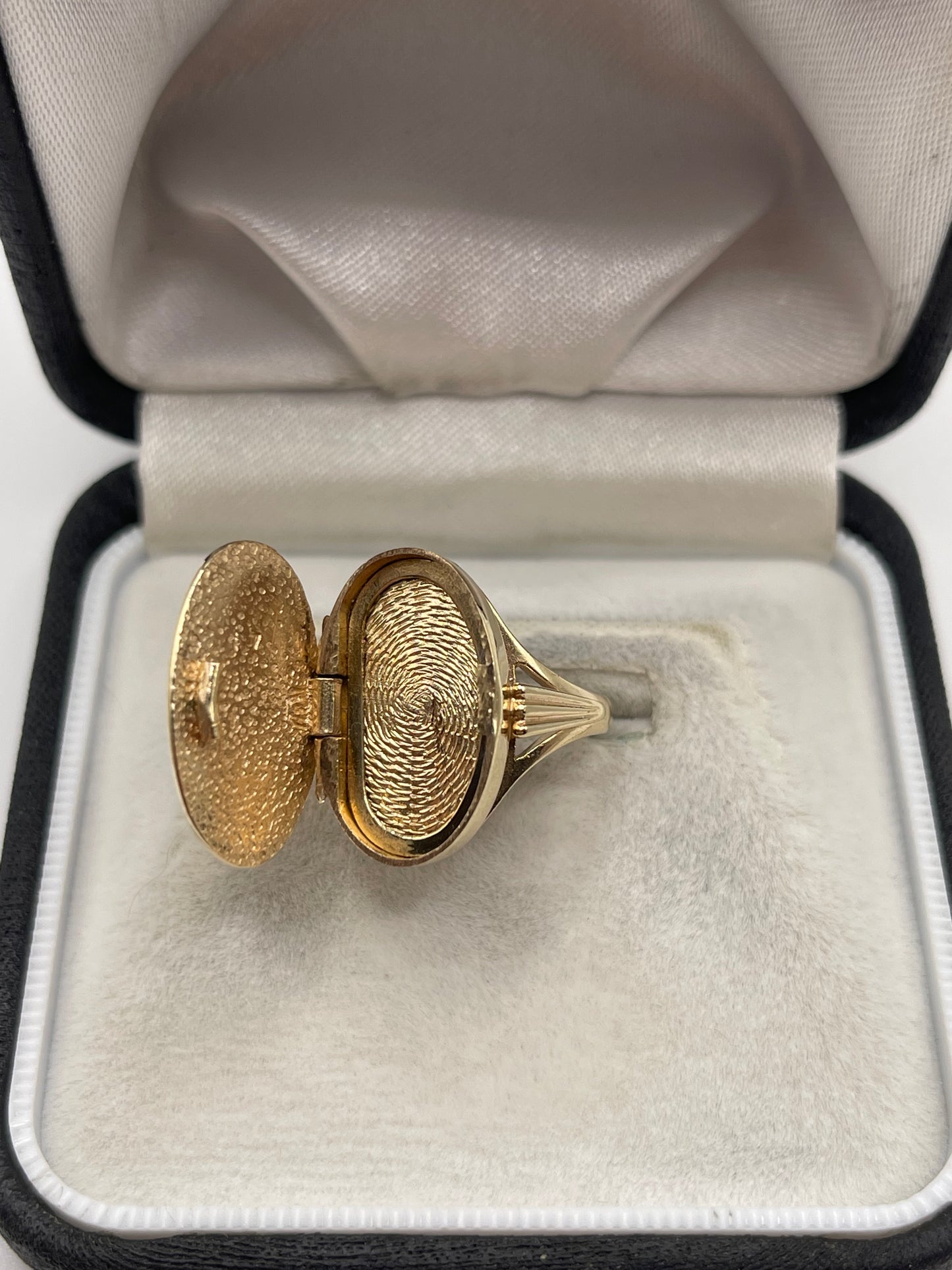 9ct gold locket ring