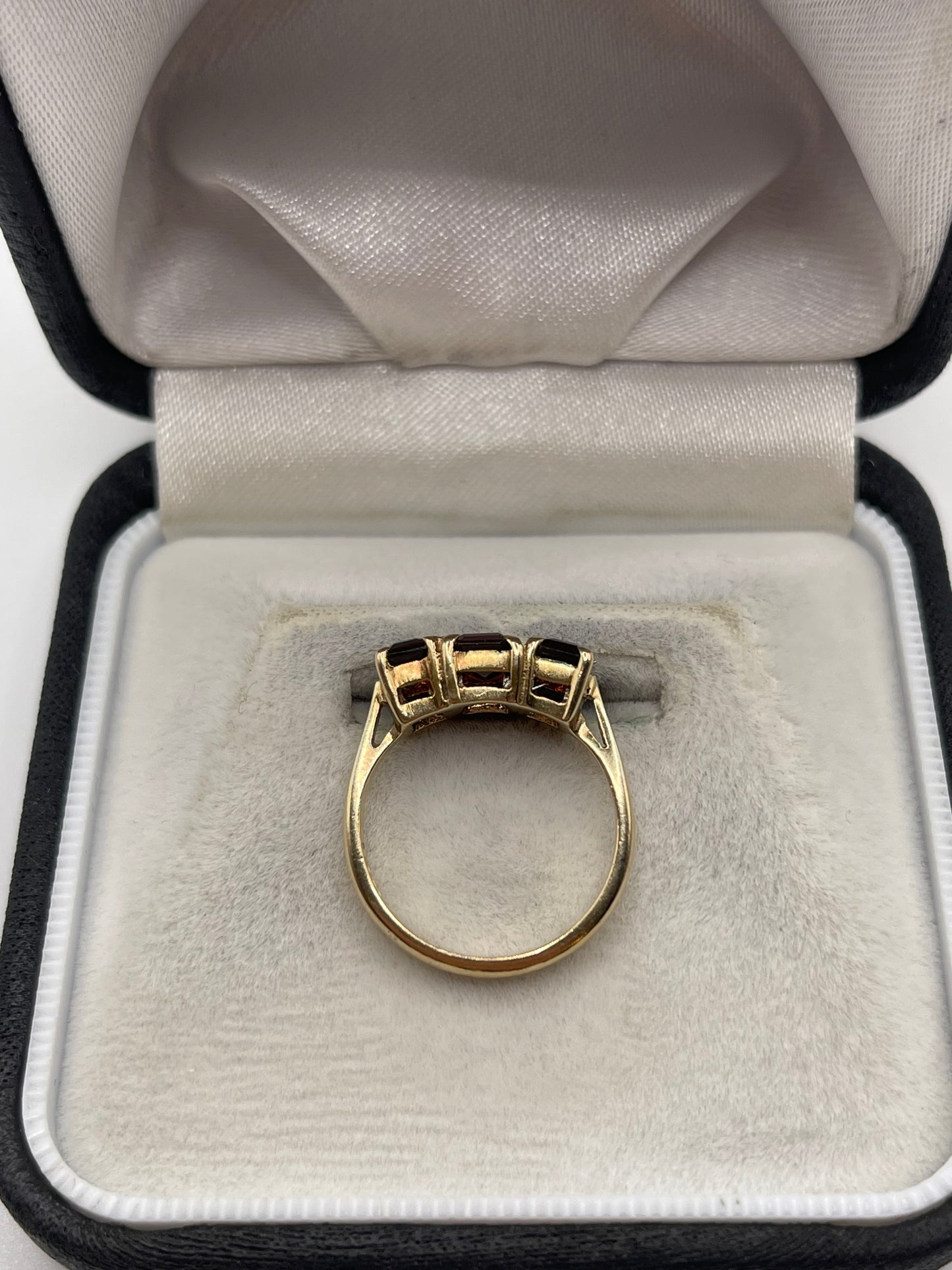 9ct gold garnet ring