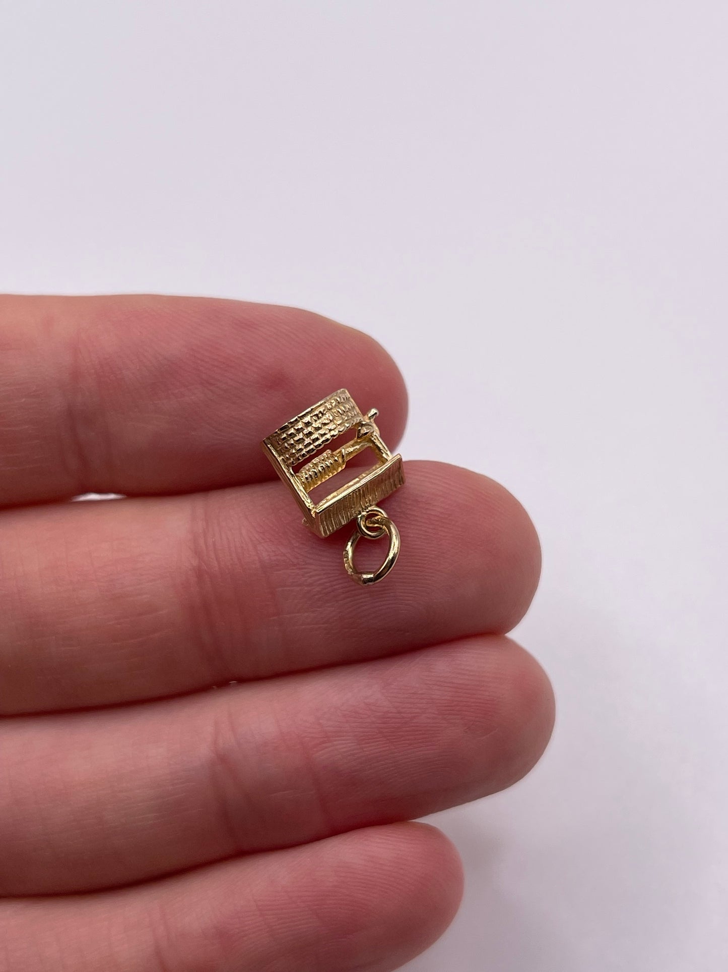 9ct gold well charm