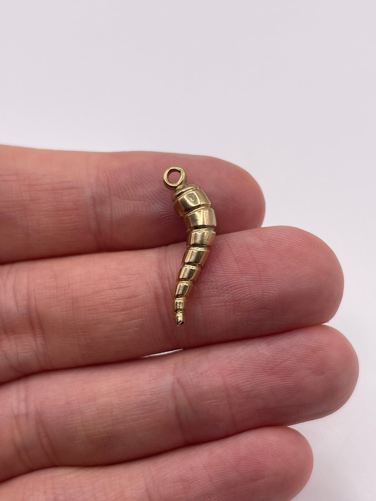 9ct gold horn of plenty pendant