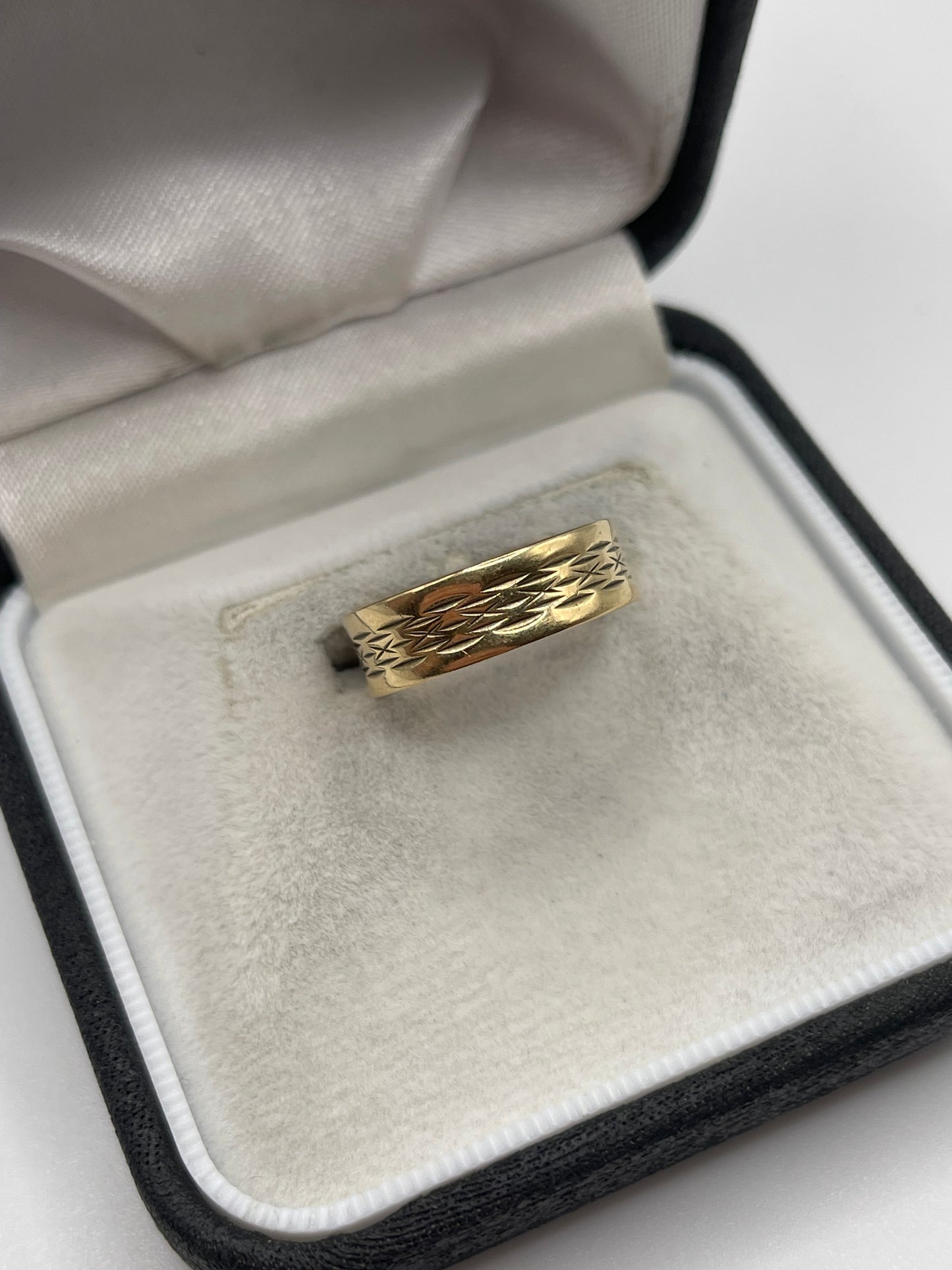 9ct gold engraved band