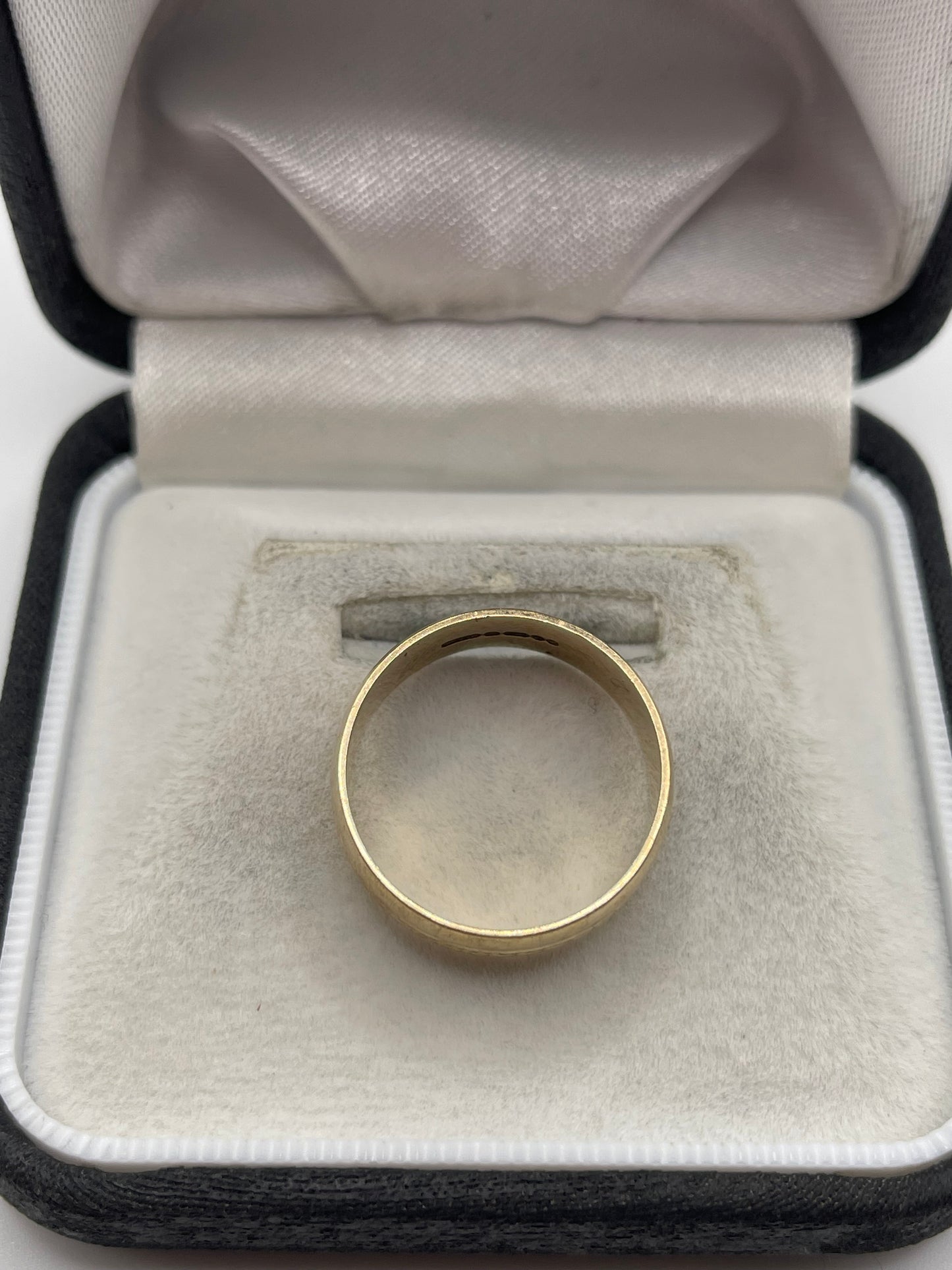 9ct gold engraved band