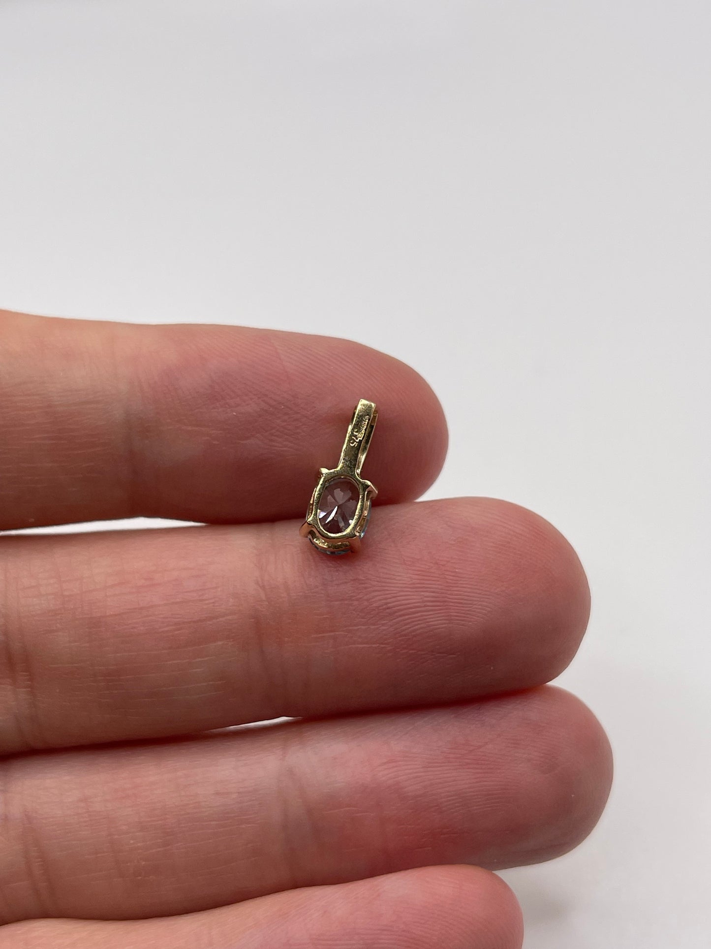 9ct gold zircon pendant