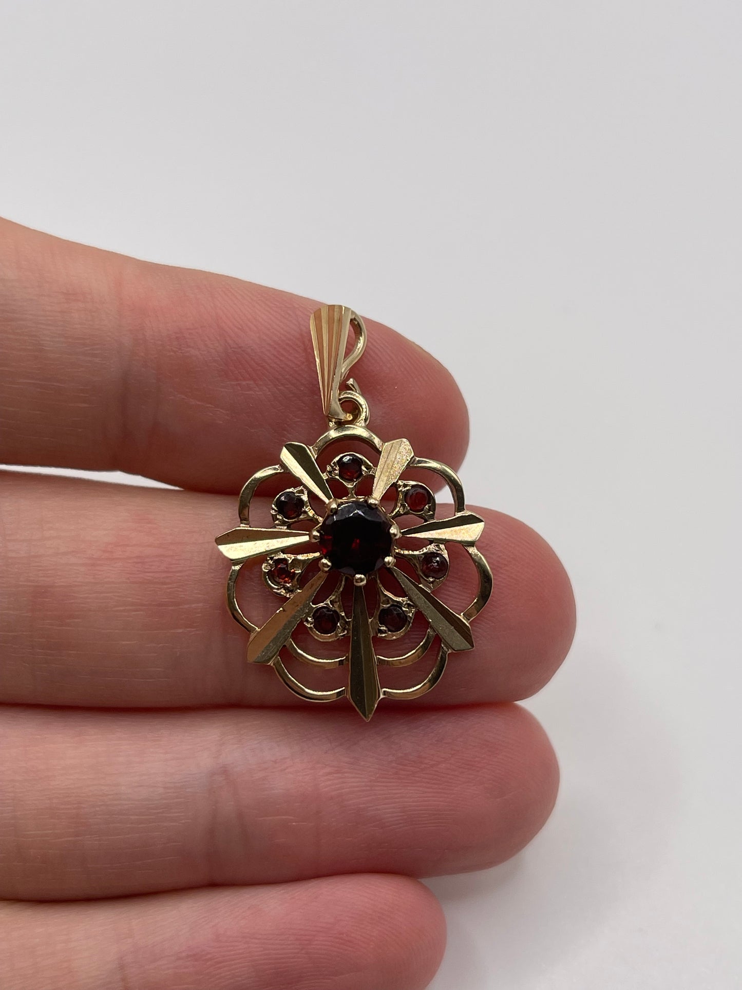 9ct gold garnet pendant