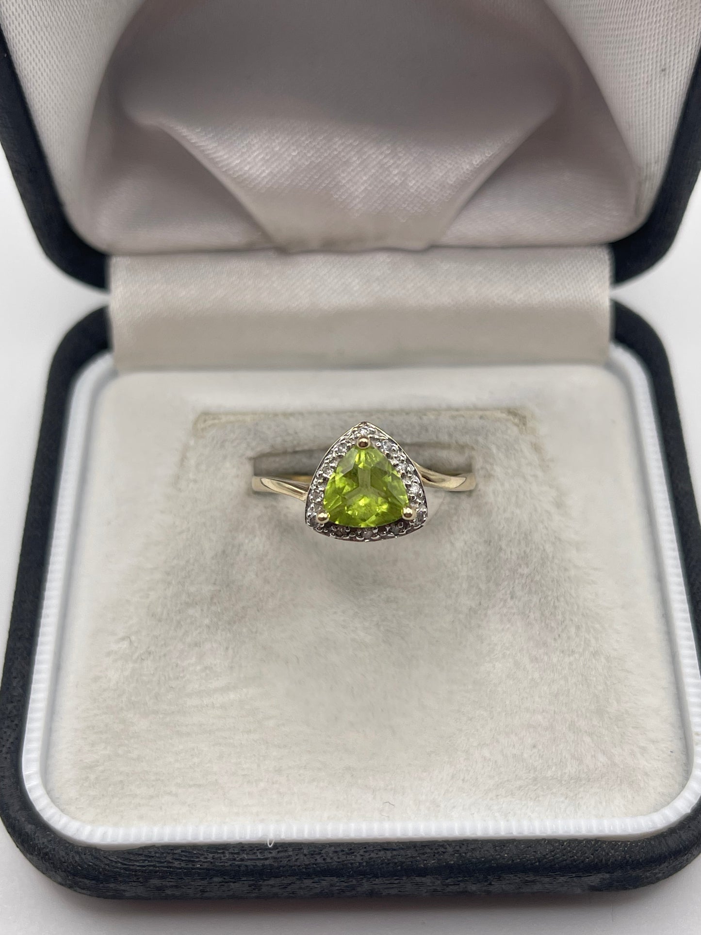 9ct gold peridot and diamond ring