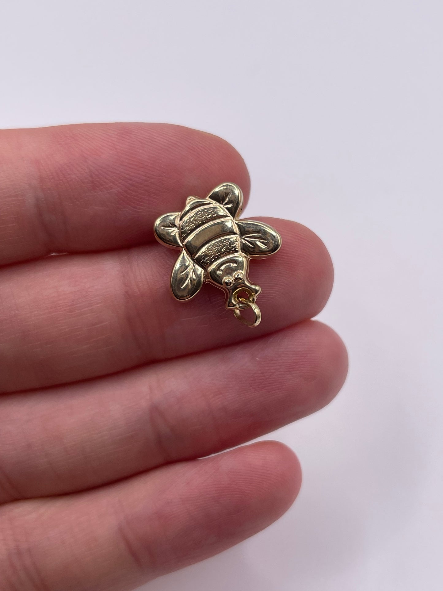 9ct gold bee charm