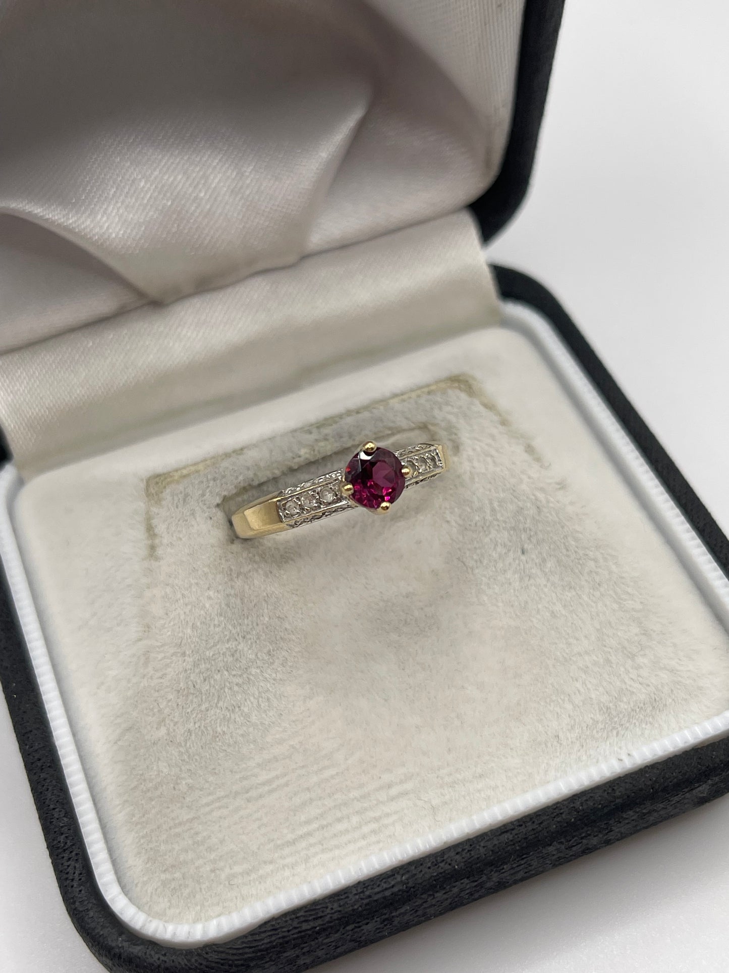 9ct gold garnet and diamond ring