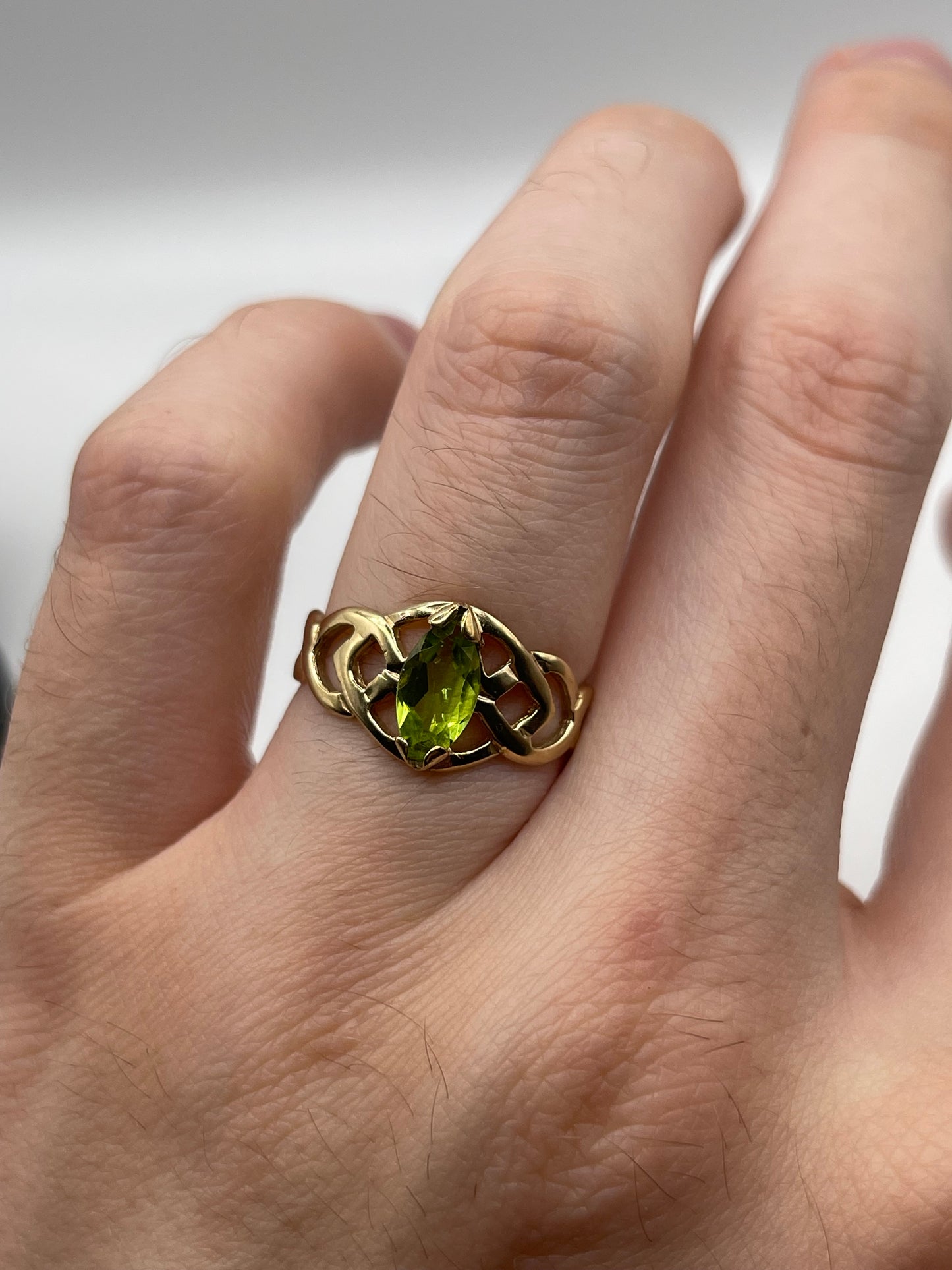 9ct gold peridot ring