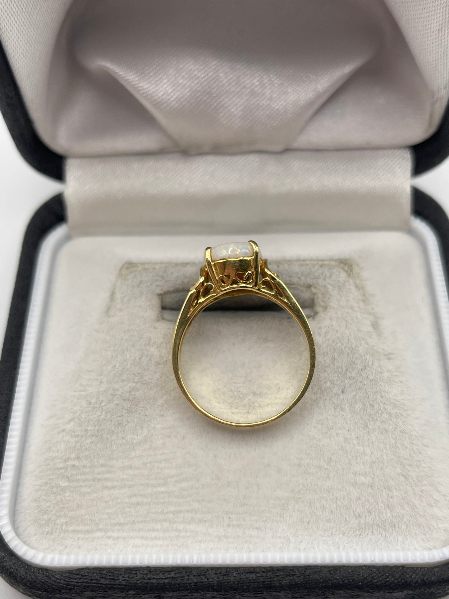 18ct gold opal ring