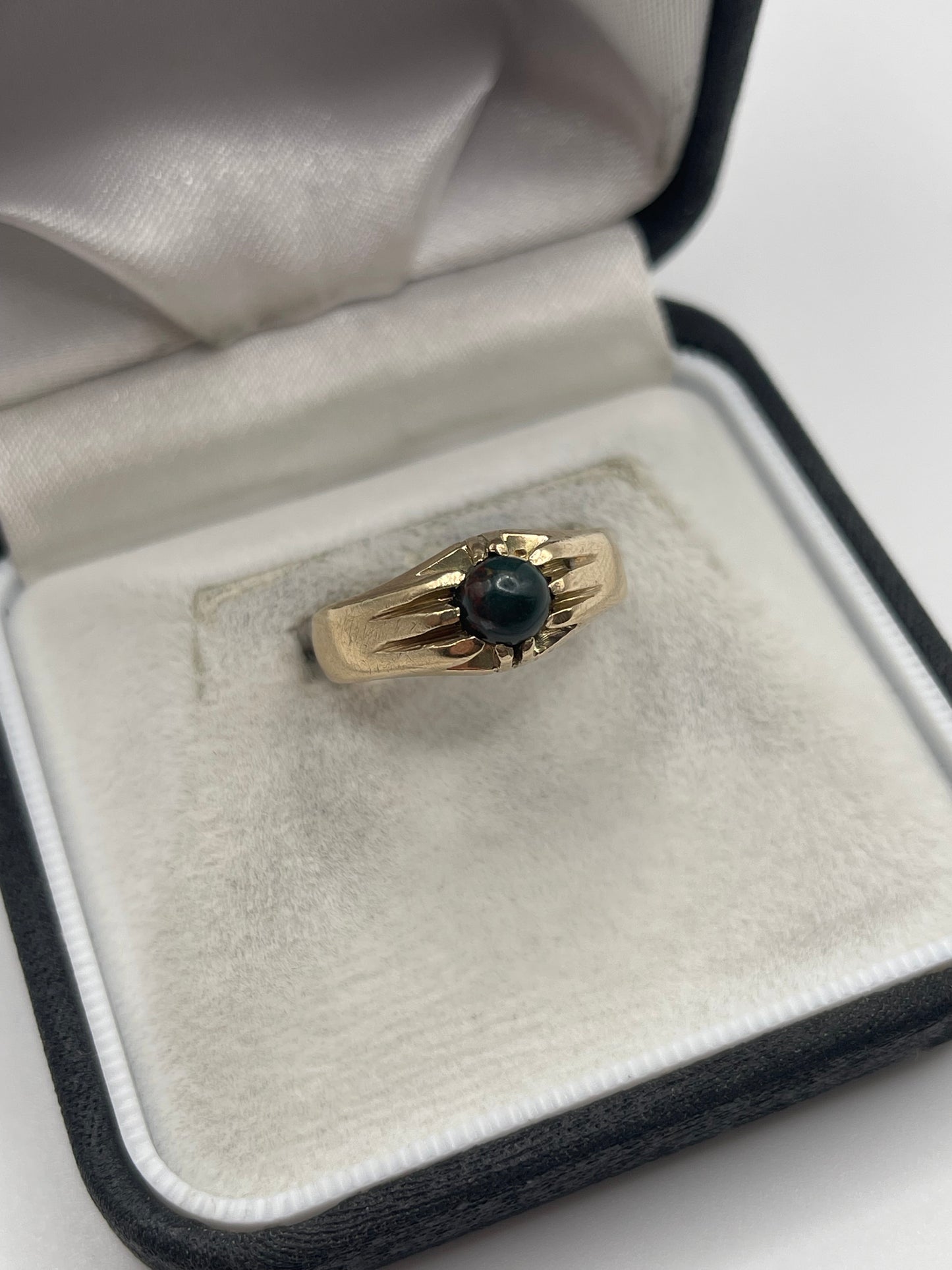 9ct gold bloodstone gypsy ring