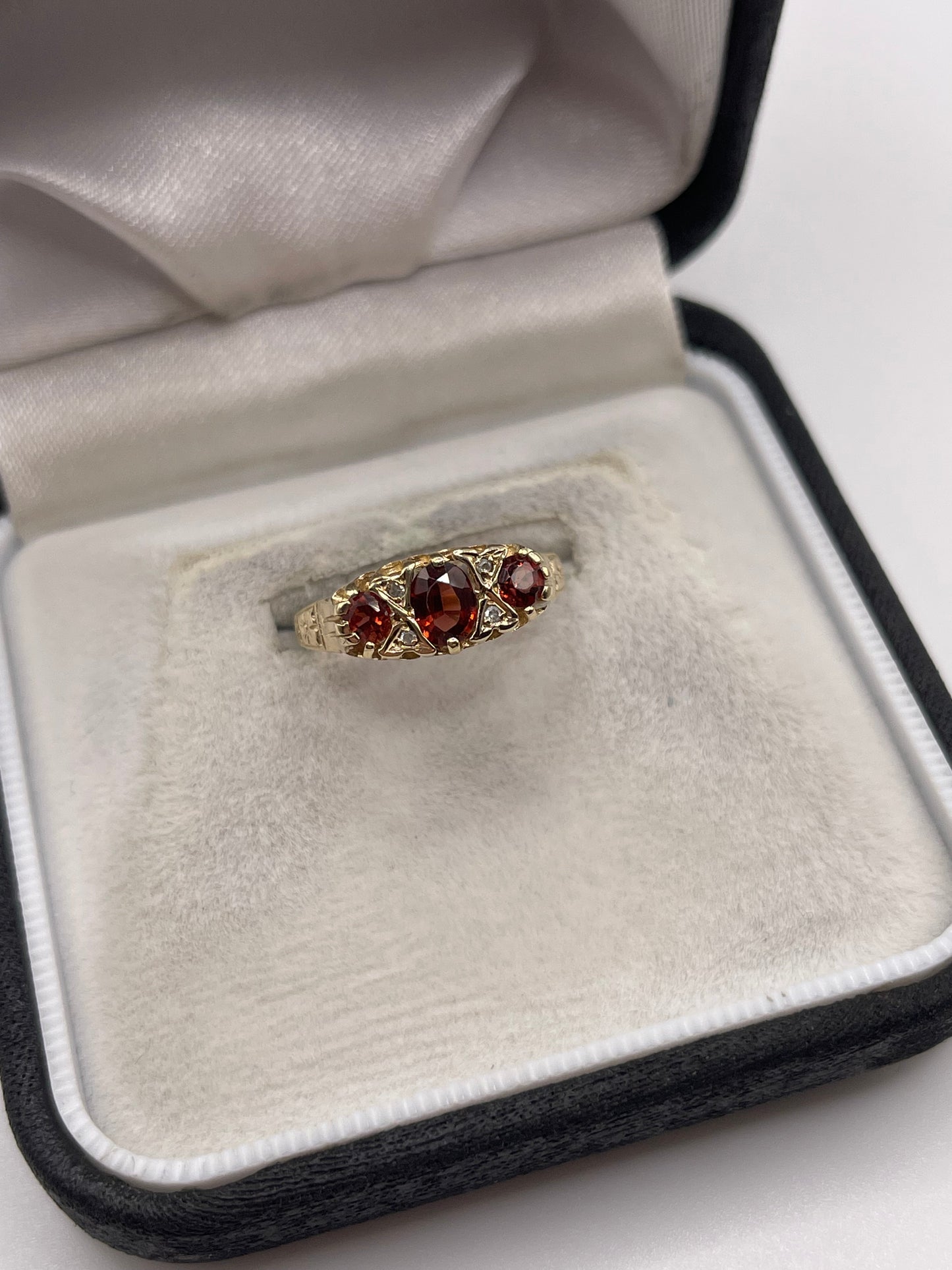 9ct gold garnet and diamond ring