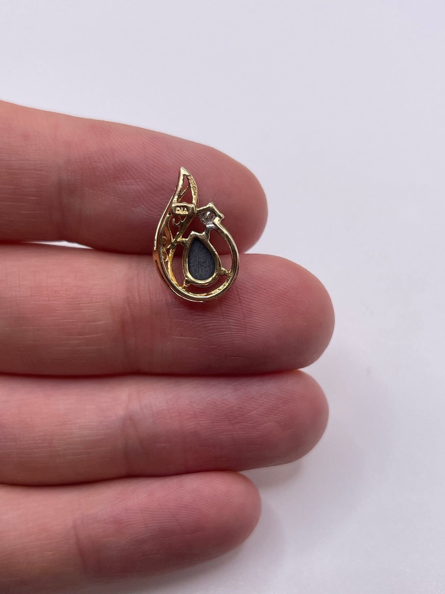 9ct gold opal and diamond pendant