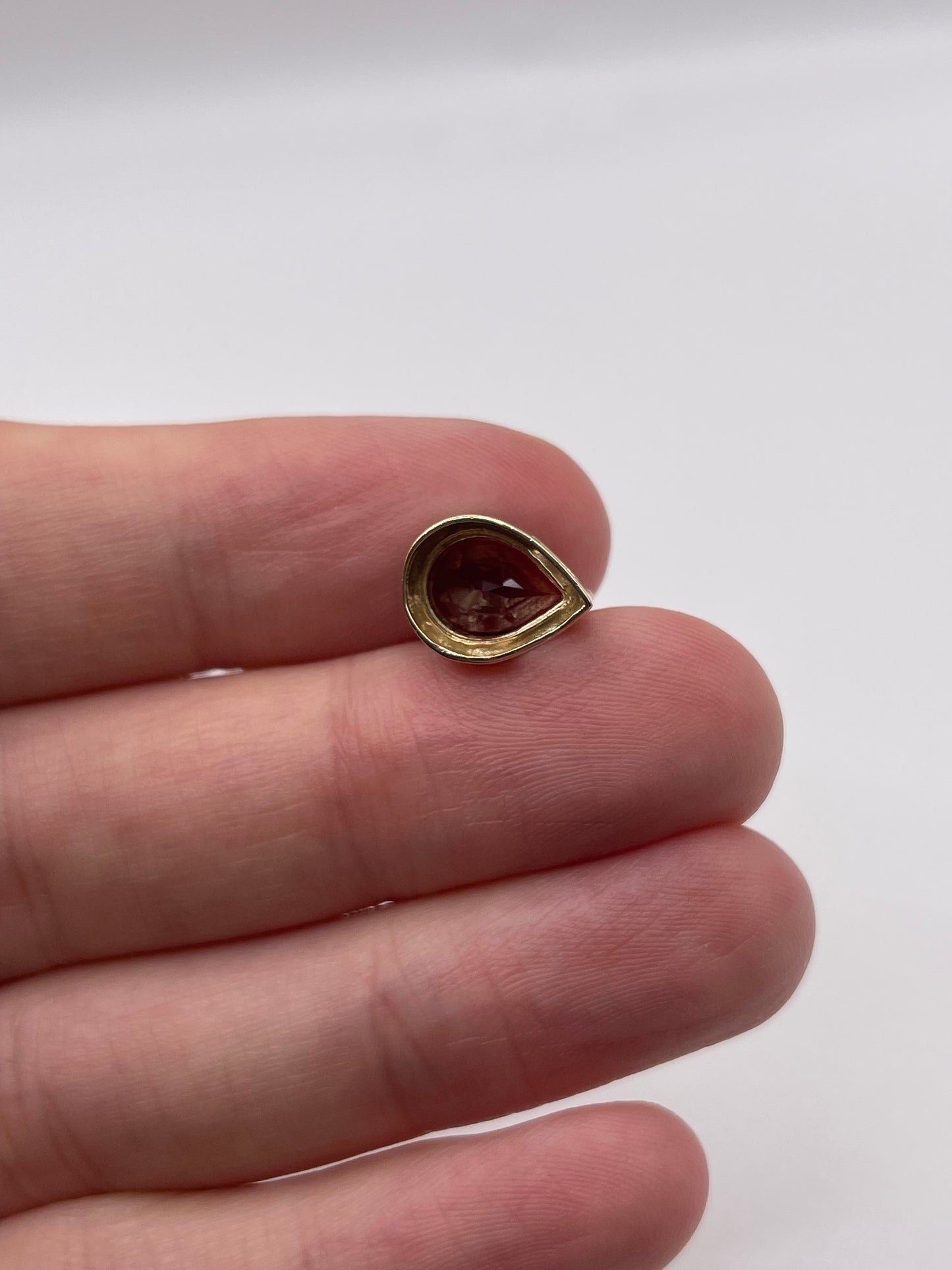 9ct gold garnet pendant