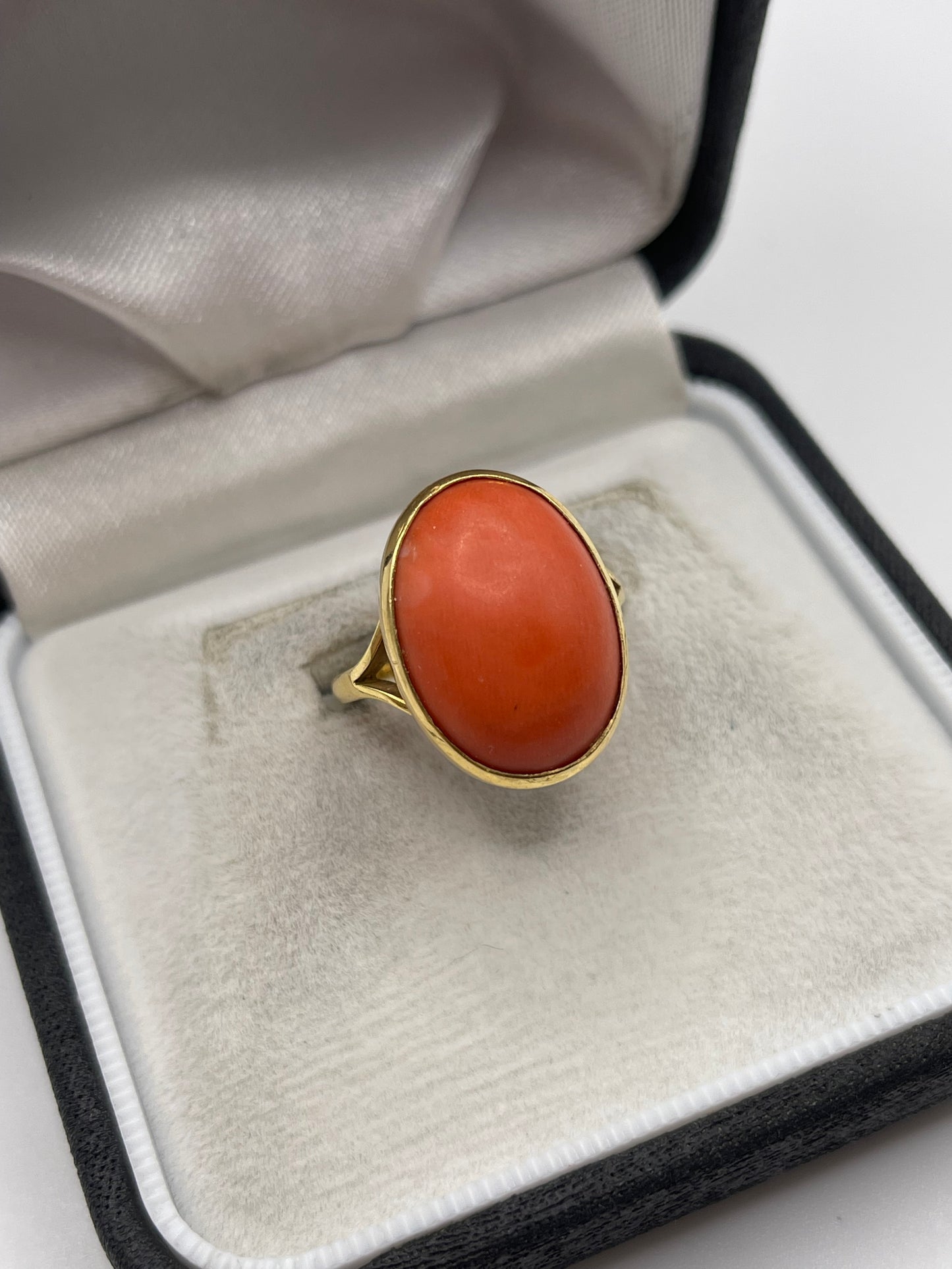 18ct gold coral ring