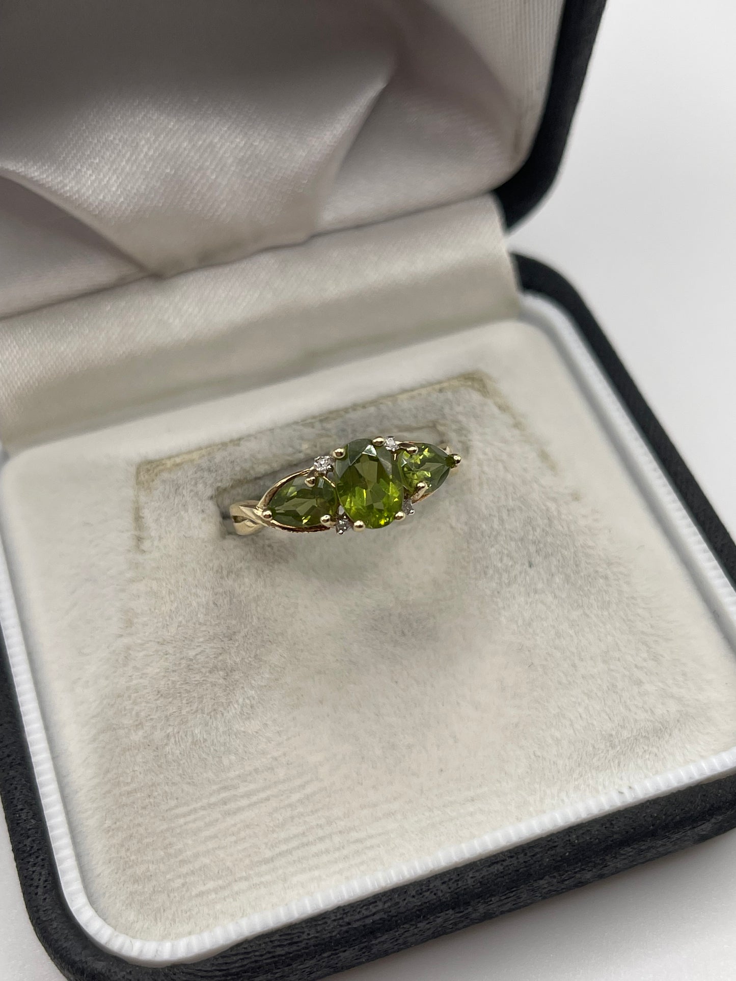 9ct gold peridot and diamond ring