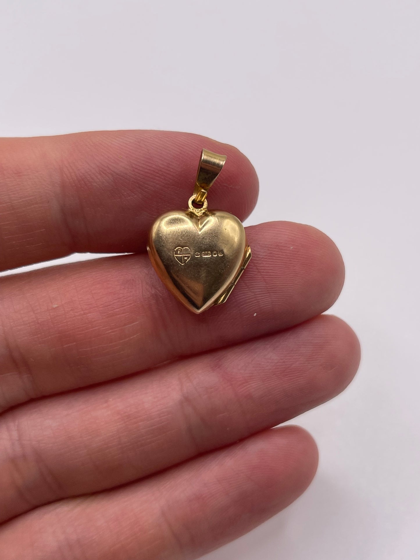 9ct gold heart locket