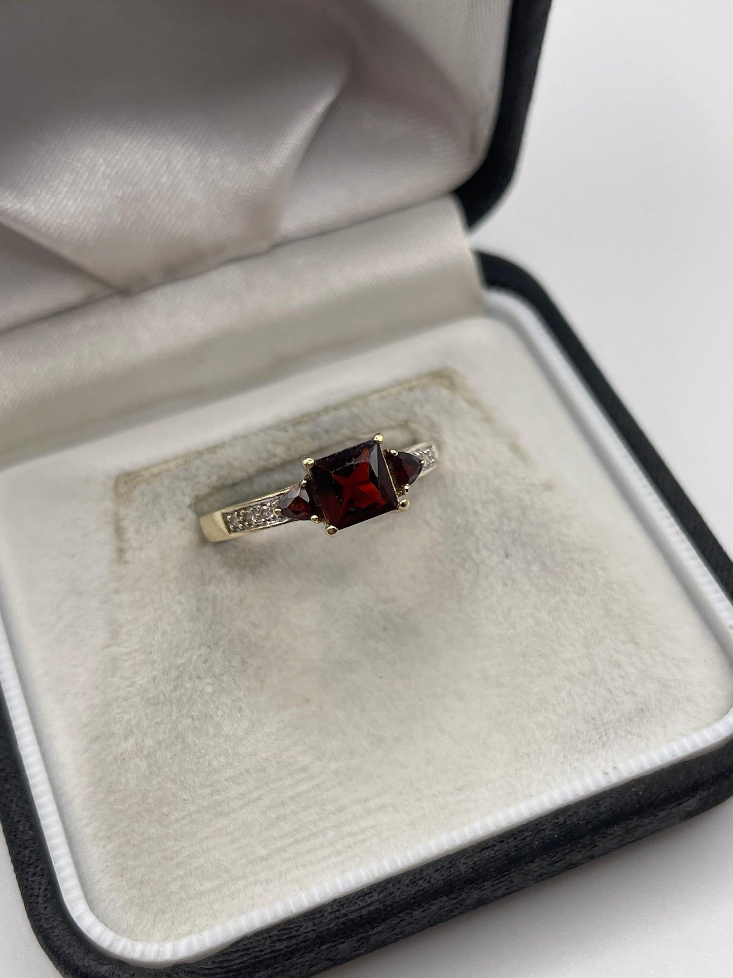 9ct gold garnet and diamond ring