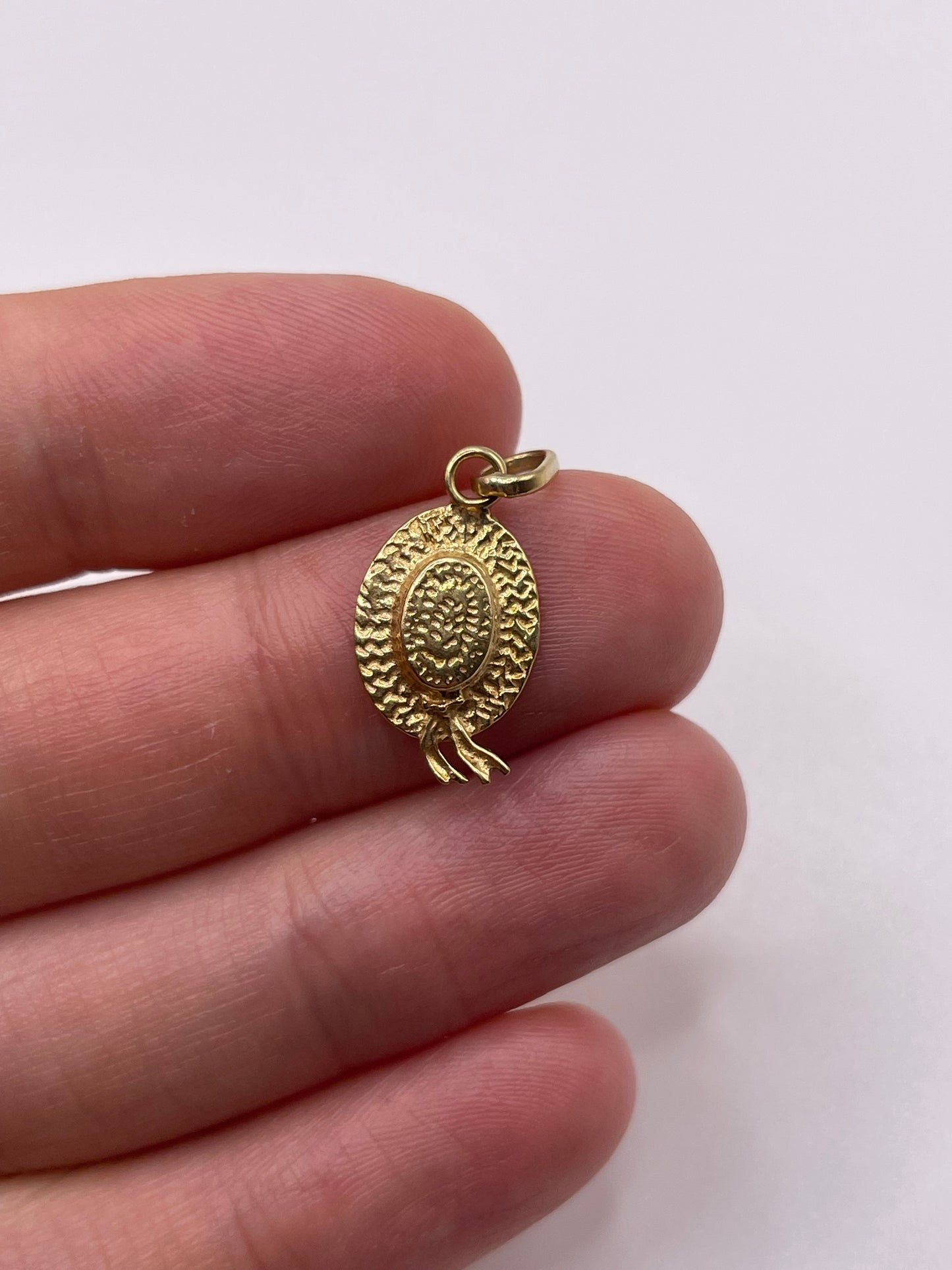 18ct gold hat charm