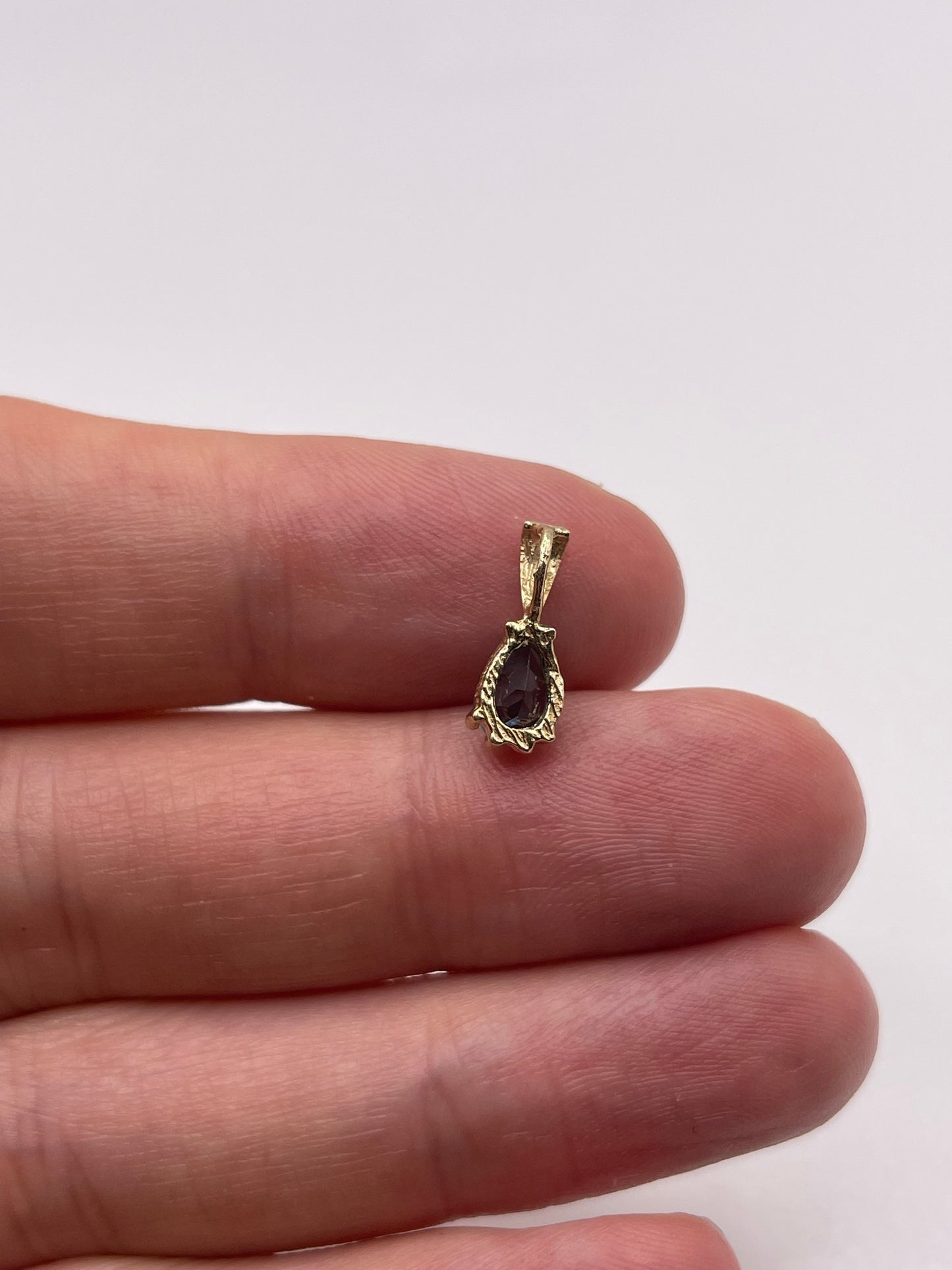 9ct gold blue topaz pendant