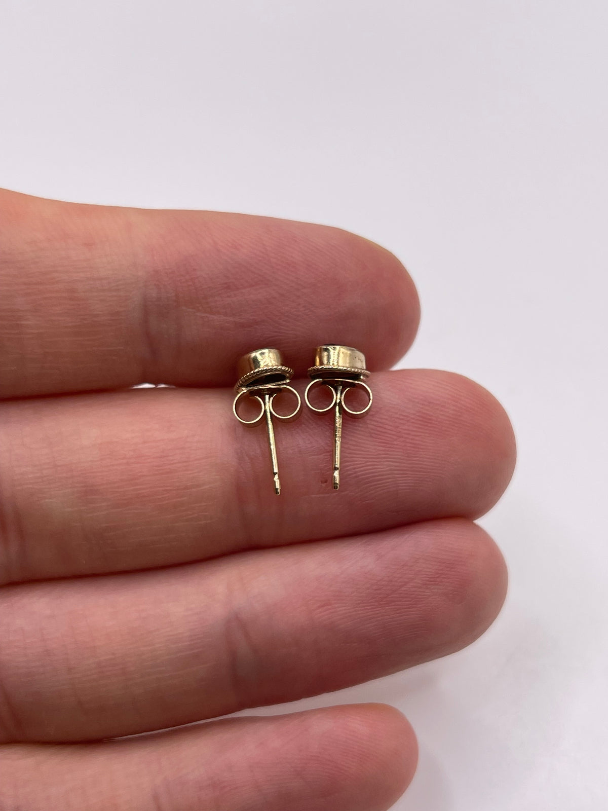 9ct gold garnet earrings