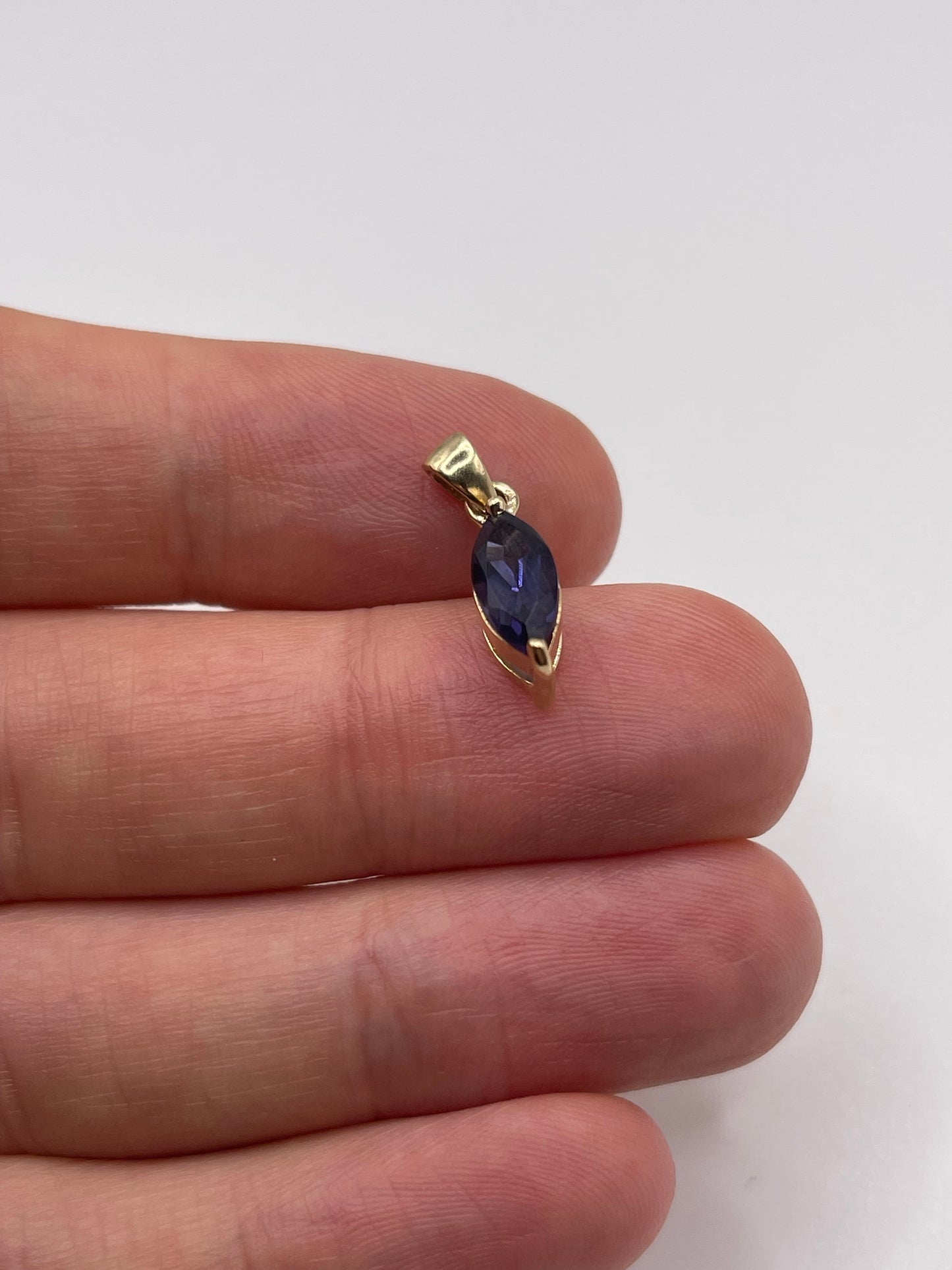 9ct gold iolite pendant
