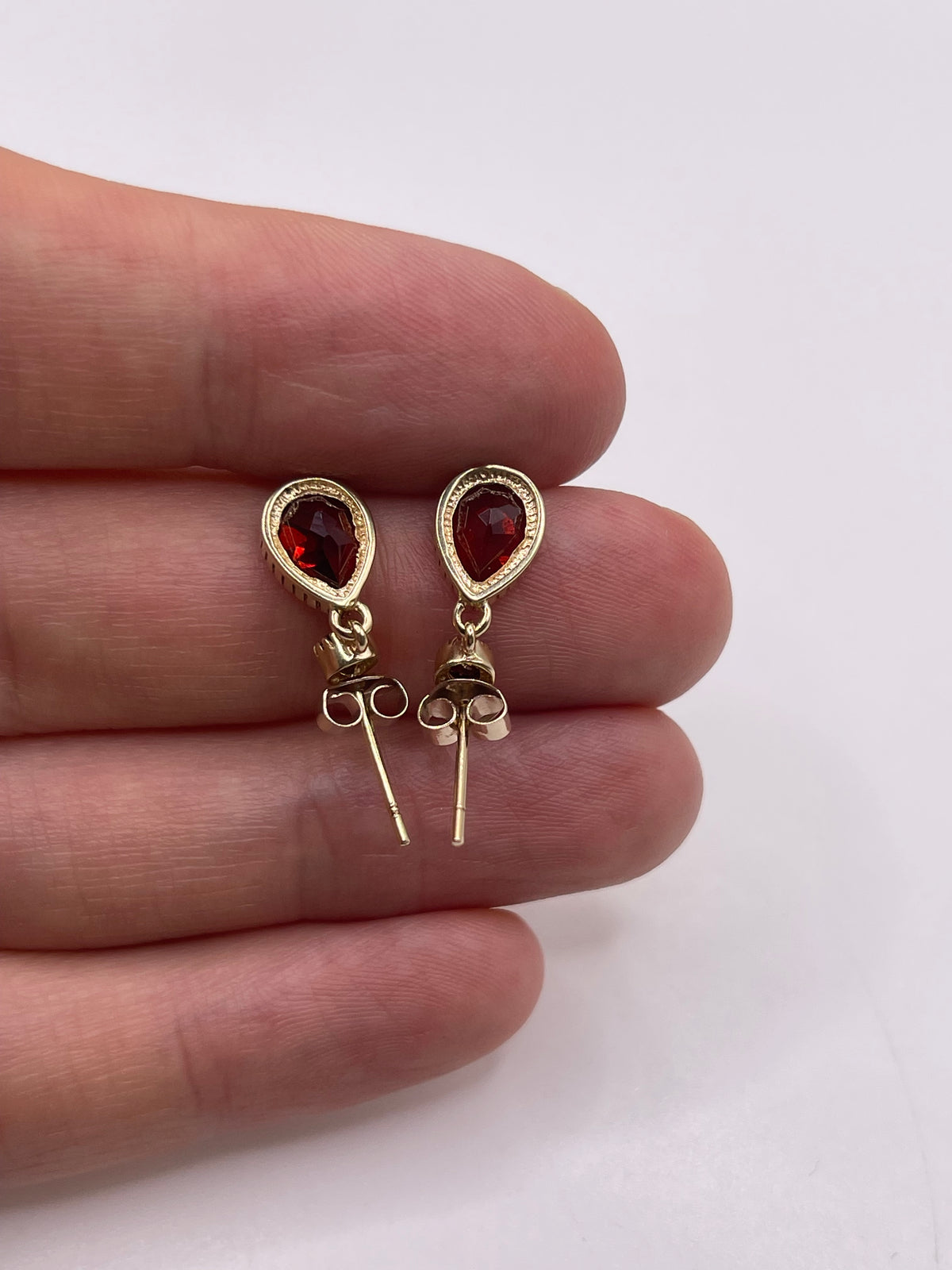 9ct gold garnet earrings