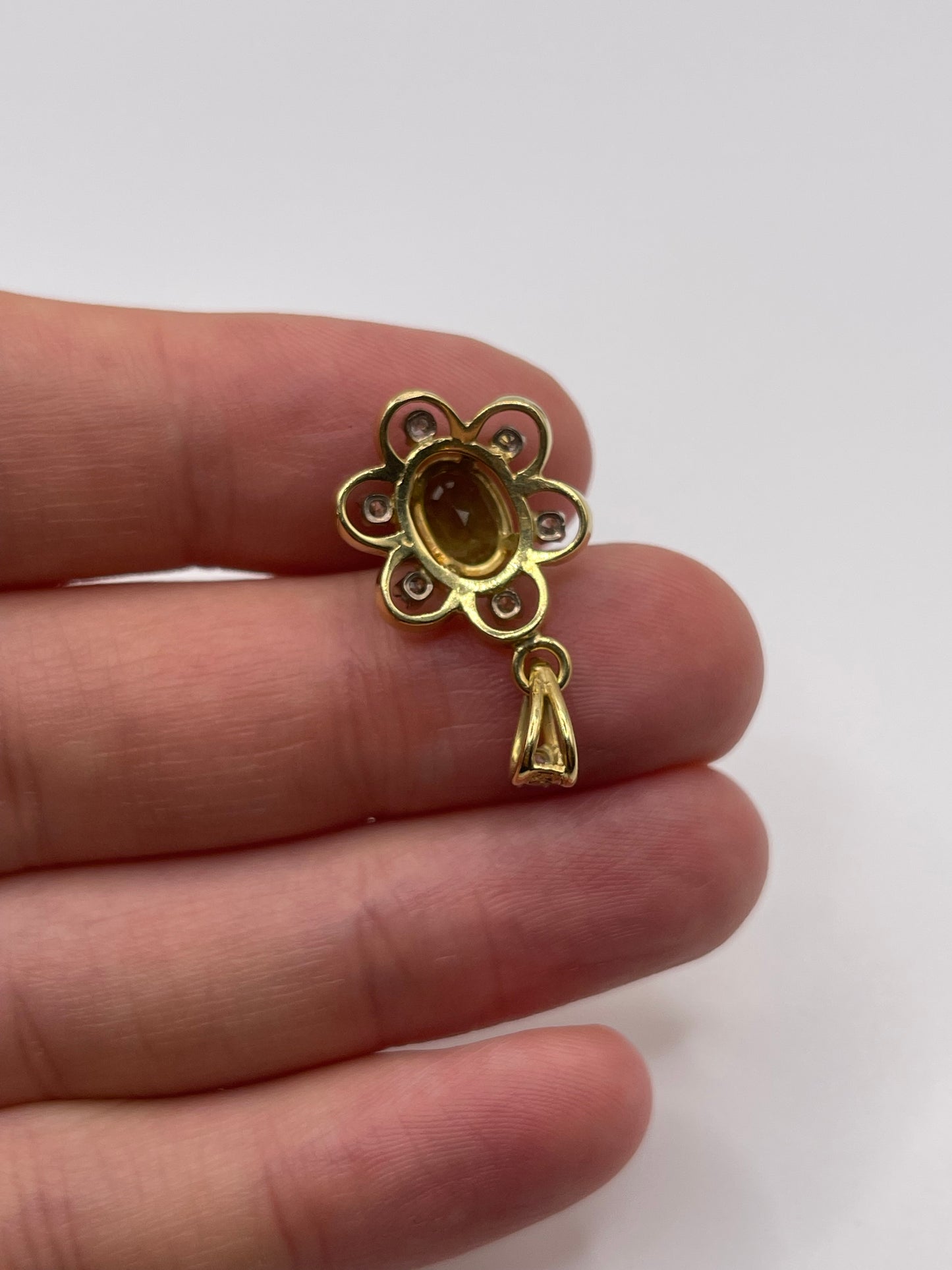 18ct gold peridot and diamond pendant