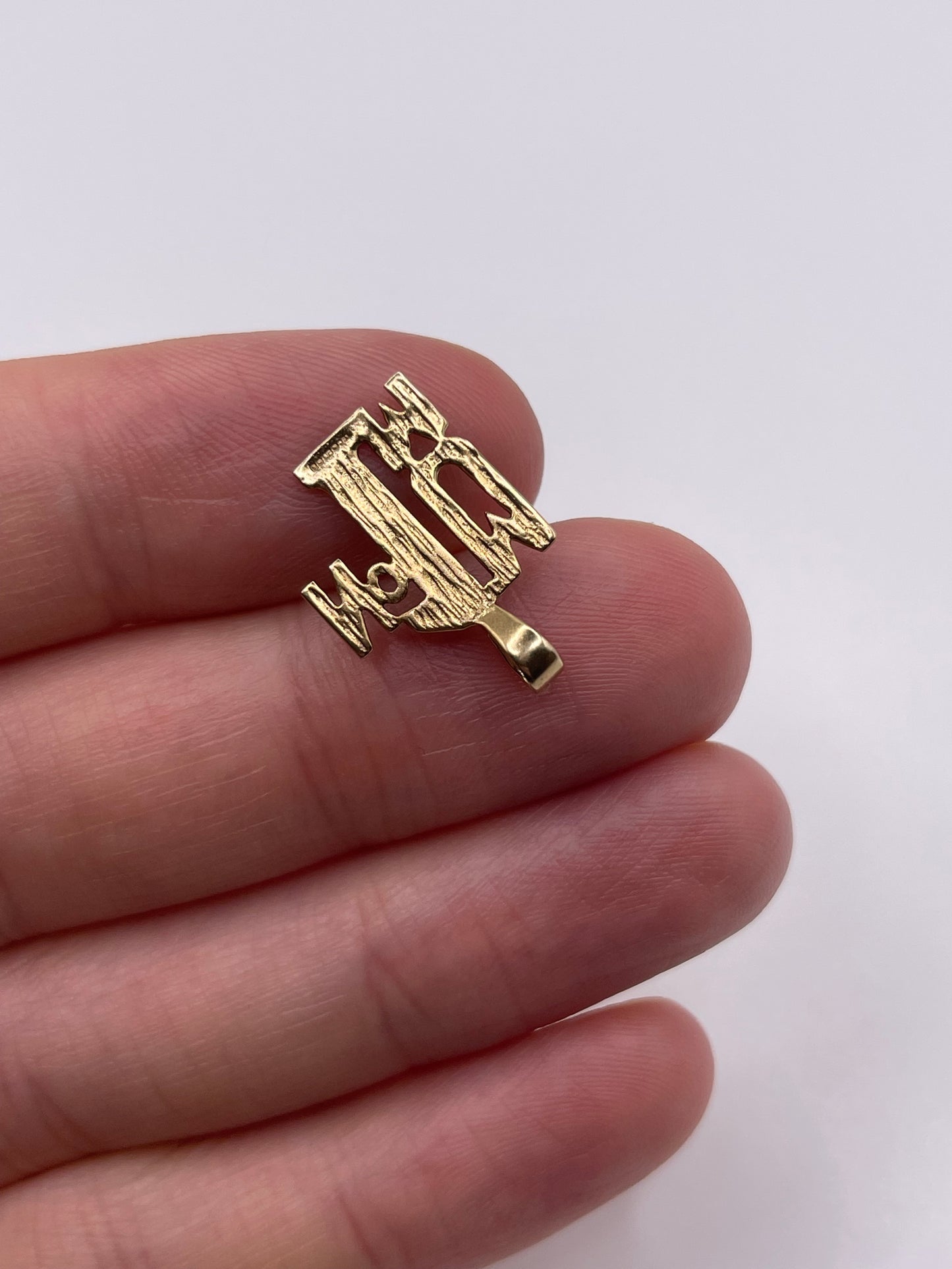 9ct gold mum pendant